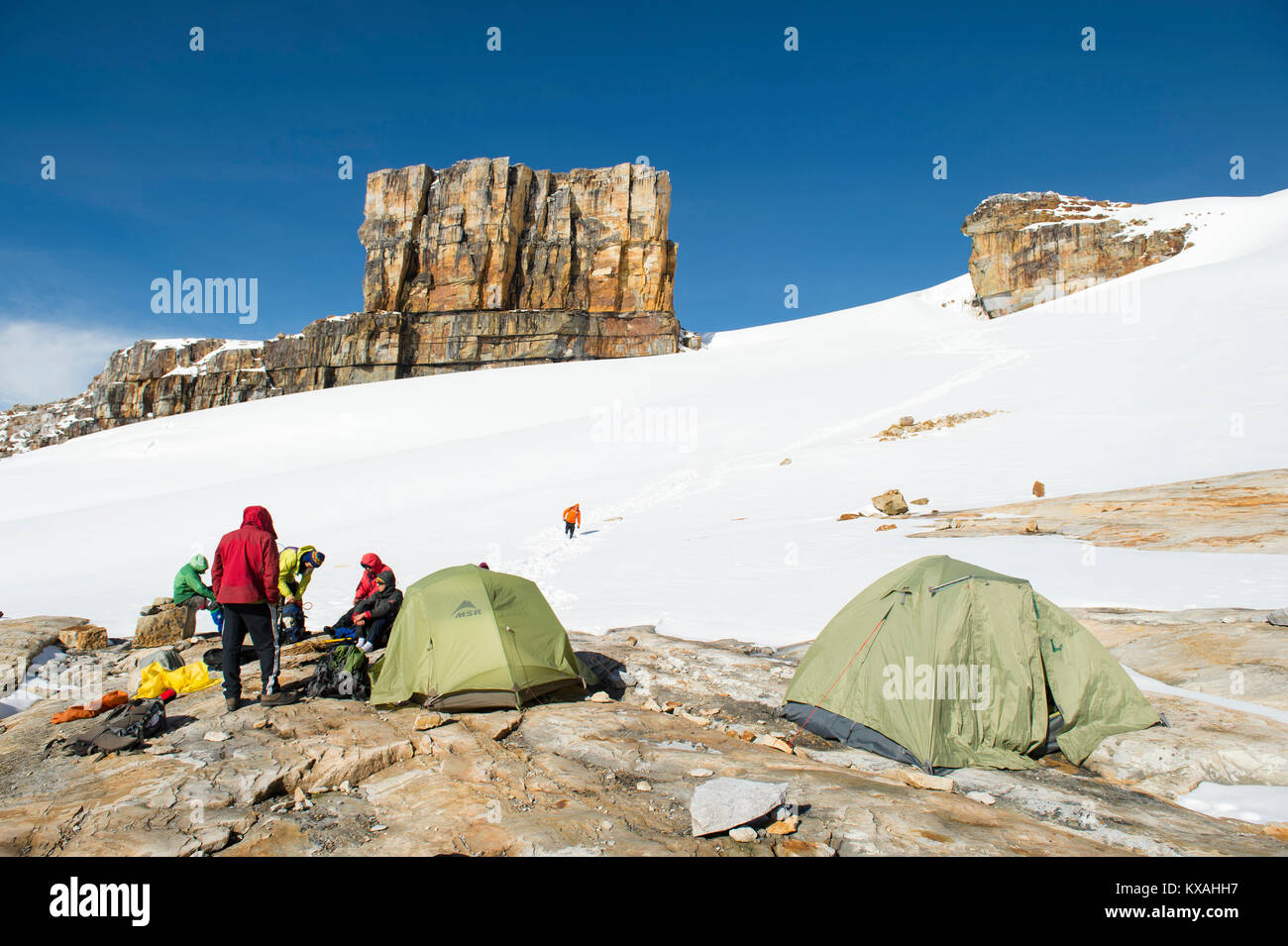 Zwei Zelte und die Gruppe der Bergsteiger an Pulpito del Diablo an der Sierra Nevada del Cocuy, Boyaca, Kolumbien Stockfoto