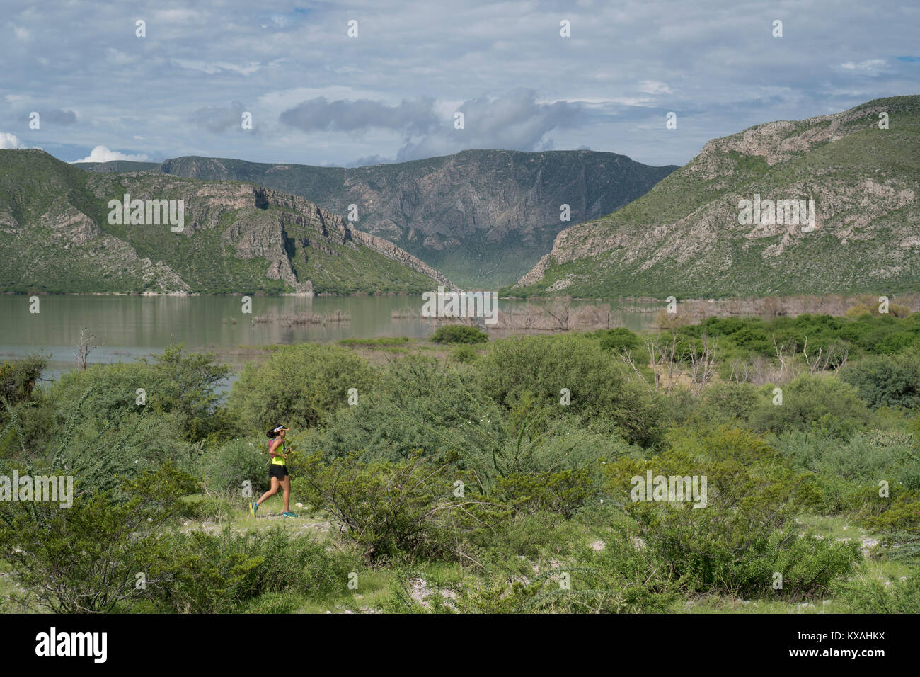 Junge Frau wandern auf Rocky Trail im Bereich der Presa Zarco in Durango, Mexiko Stockfoto