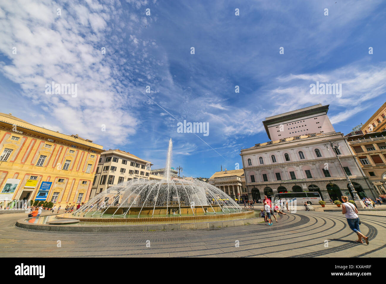 Genua (Genova), Italien - Blick auf De Ferrari in Genua mit der zentralen Brunnen Stockfoto