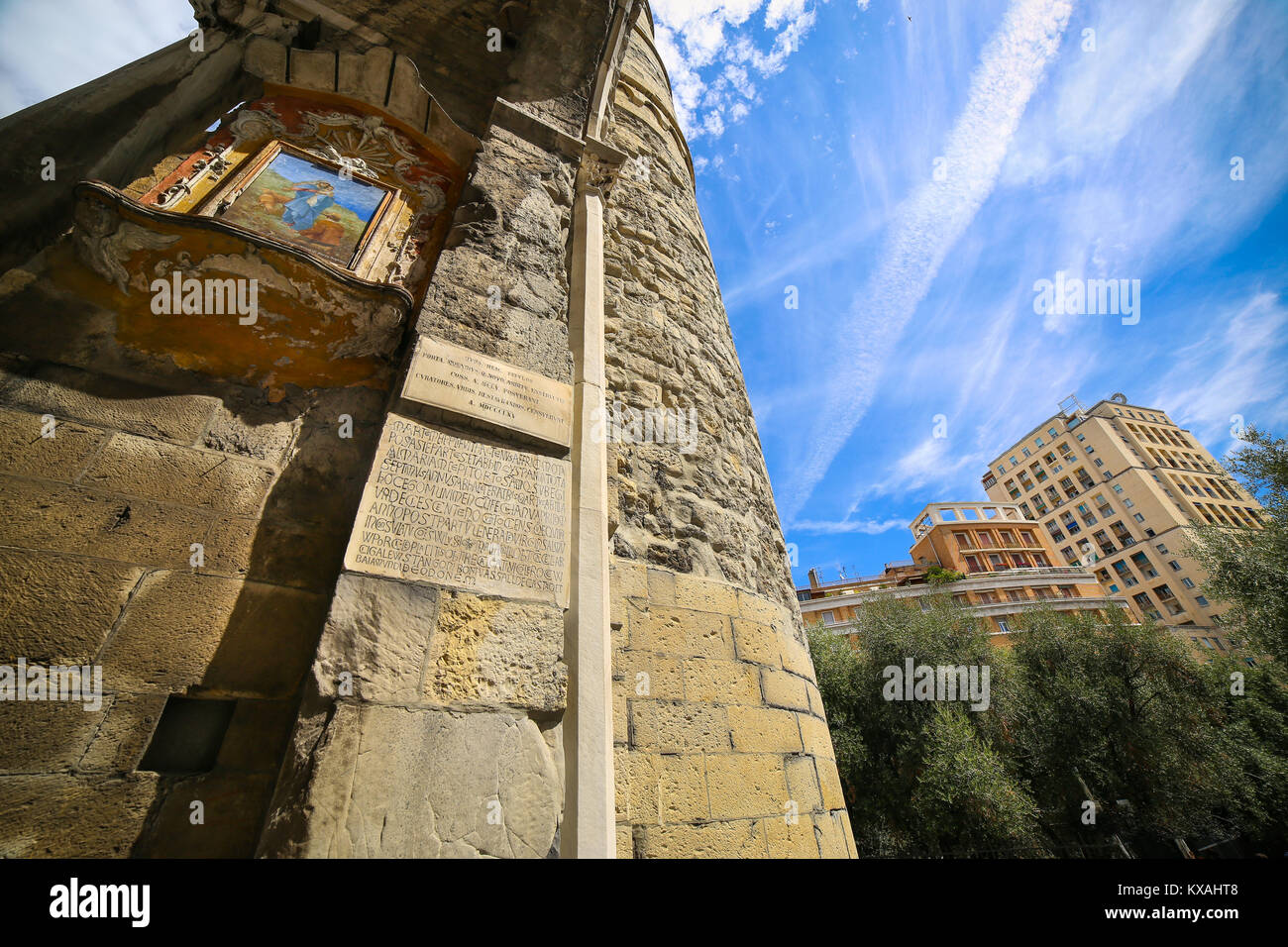 Inschriften und Details auf einem der alten Stadttore, Porta Soprana - Genua, Ligurien, Italien Stockfoto