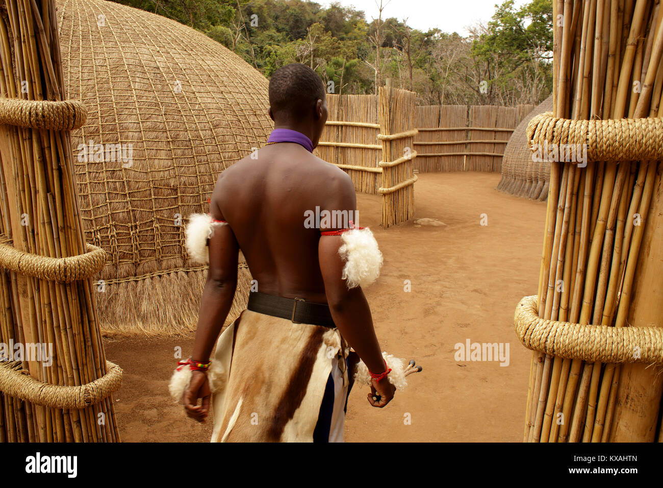 Naturvölker kleidung -Fotos und -Bildmaterial in hoher Auflösung – Alamy