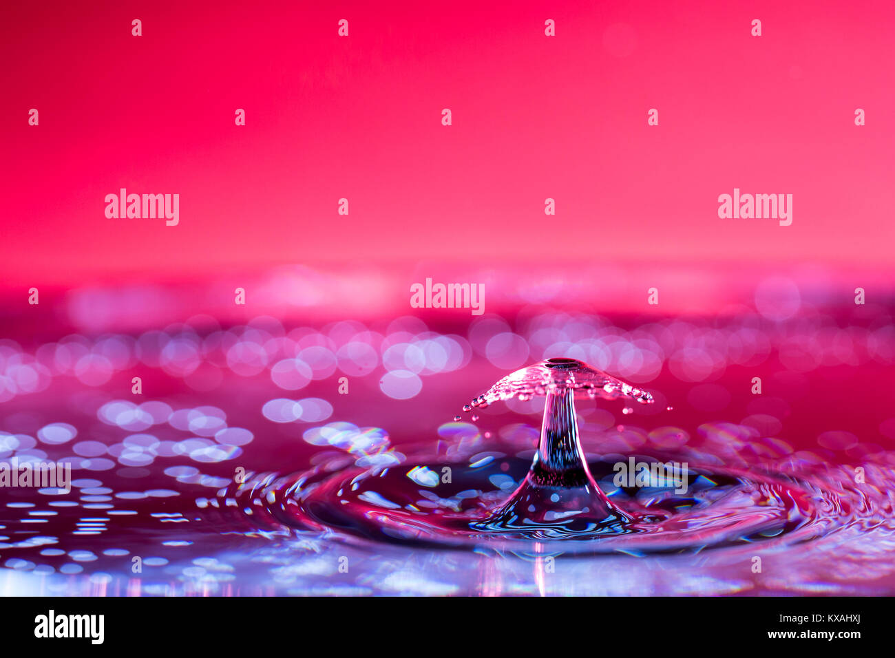 Foto von Wassertröpfchen mit einem farbigen Hintergrund. Auch als Wassertropfen Kollision bekannt. Stockfoto