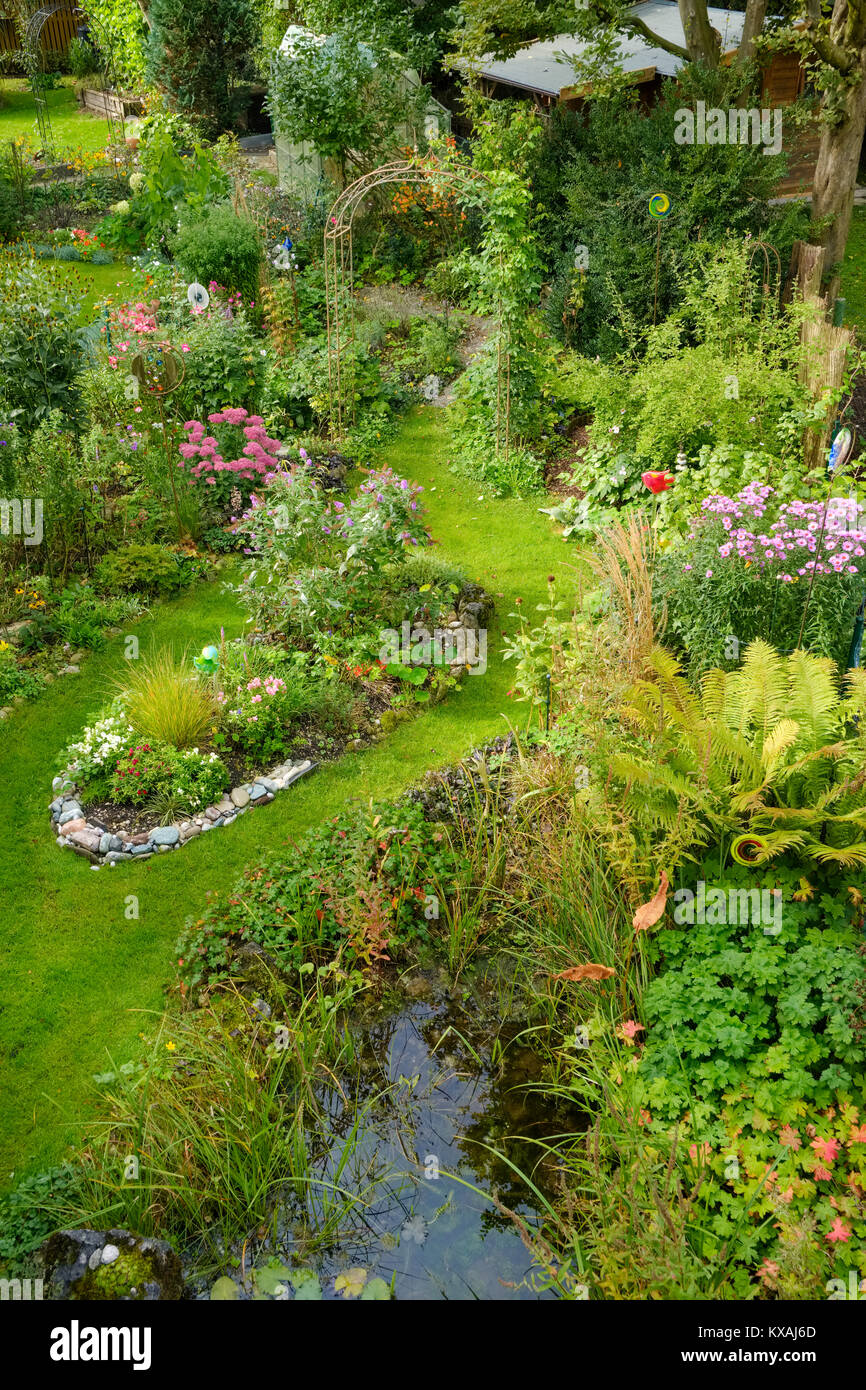 Kleinen Garten ein Stadthaus im frühen Herbst, Geretsried, Oberbayern, Bayern, Deutschland Stockfoto