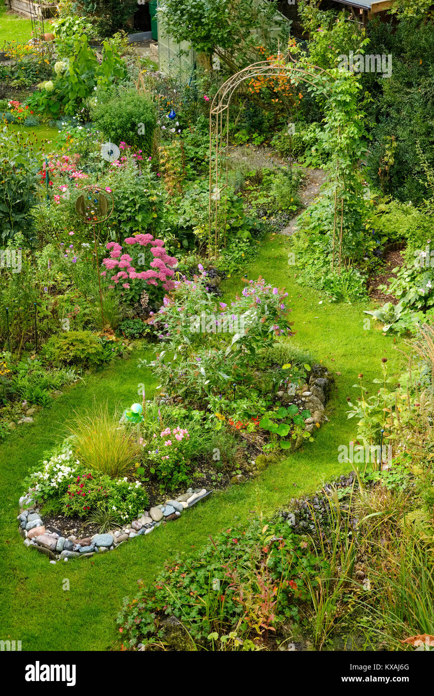 Kleinen Garten ein Stadthaus im frühen Herbst, Geretsried, Oberbayern, Bayern, Deutschland Stockfoto