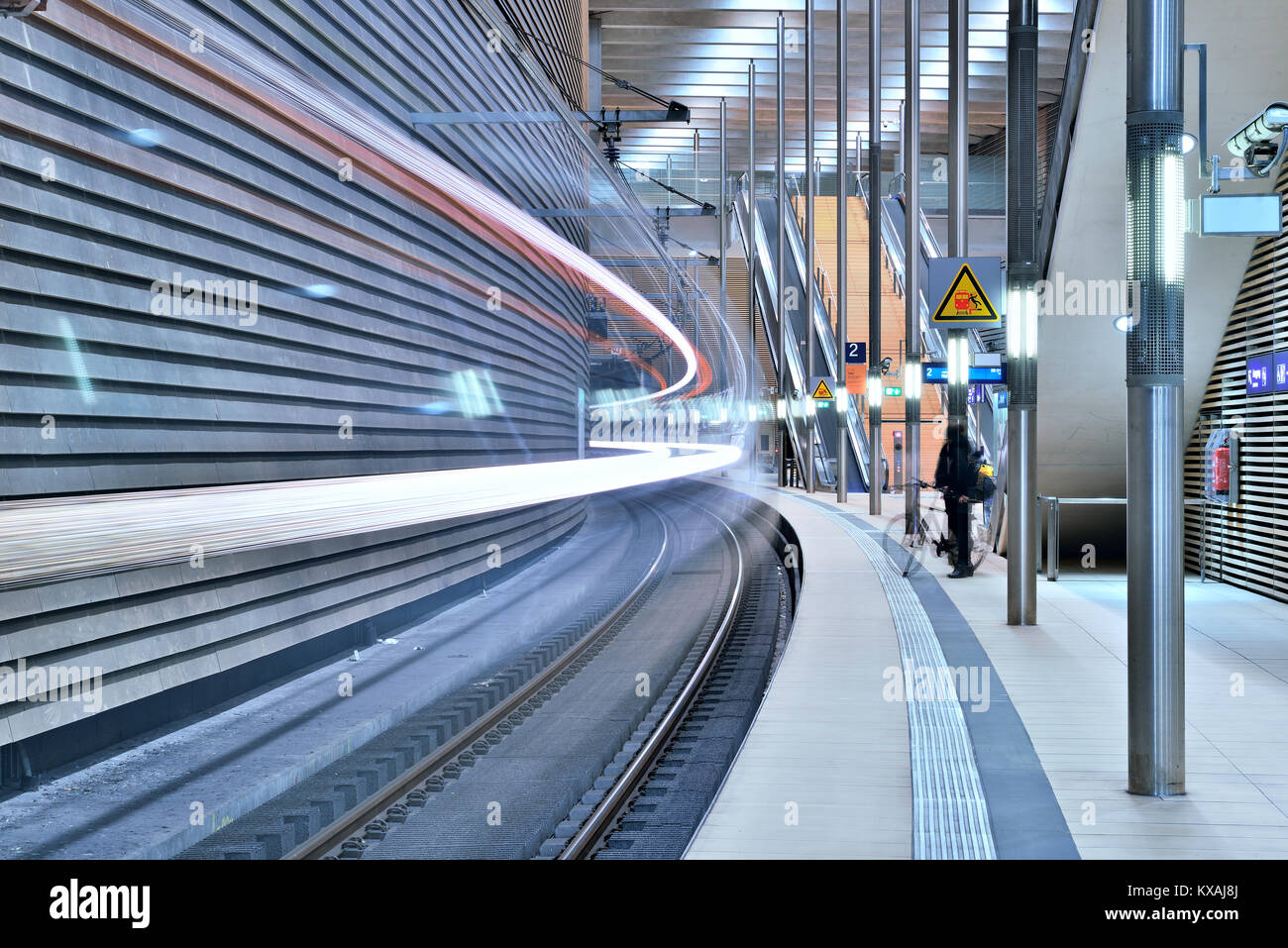 City-Tunnel Leipzig, Stop Market, nähert sich die S-Bahn, Langzeitbelichtung, leichte Spuren, Leipzig, Sachsen, Deutschland Stockfoto