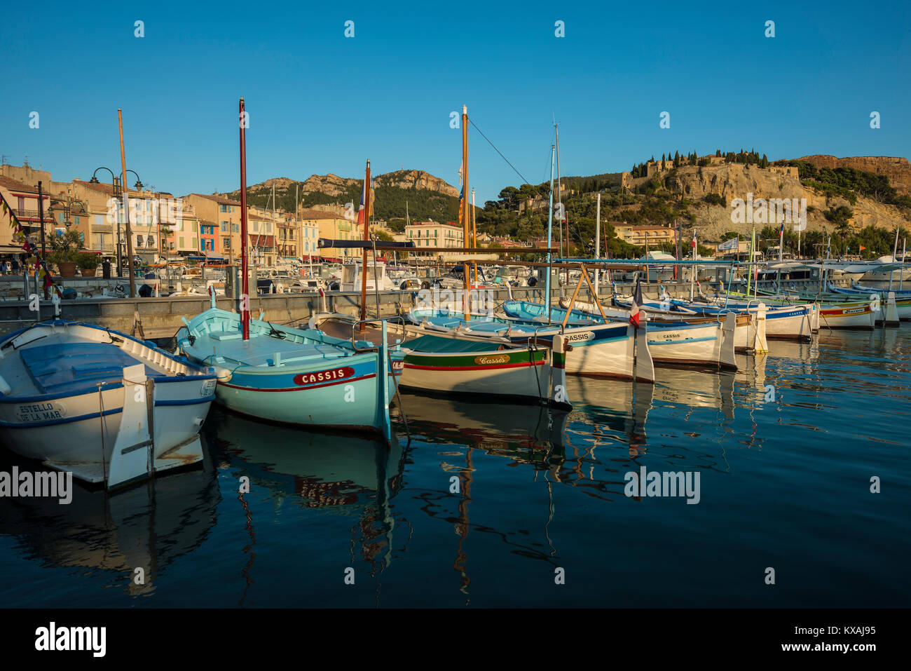 Boote im Hafen, Cassis, Bouches-du-Rhône der Region Provence-Alpes-Côte d'Azur, Südfrankreich, Frankreich Stockfoto