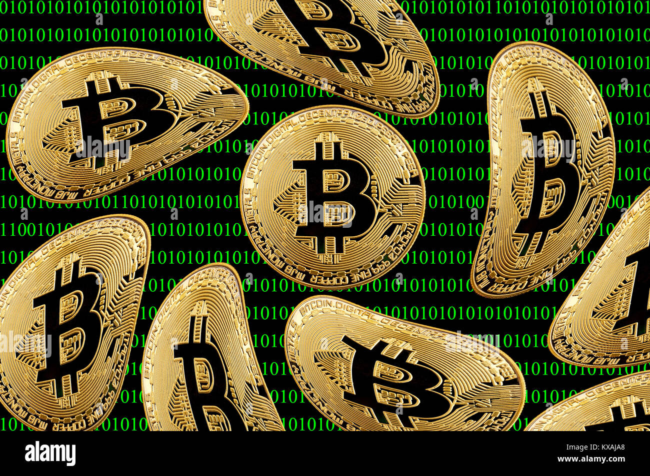 Symbol Bild digitale Währung, Gold virtuelle Münze Bitcoin in binären Code Stockfoto