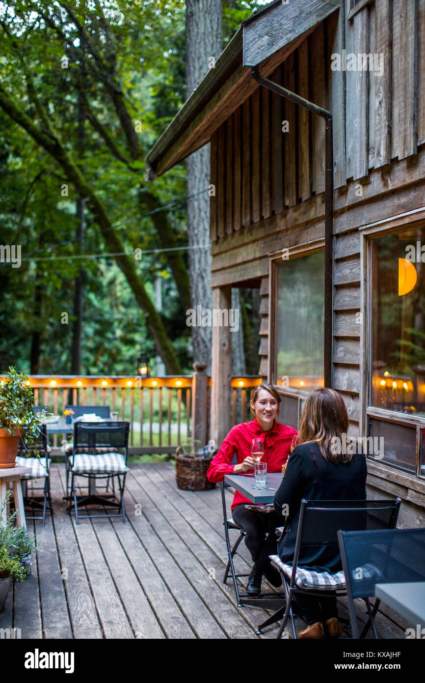 Zwei Frauen in der Terrasse des Restaurants sitzen, Galiano Island, British Columbia, Kanada Stockfoto