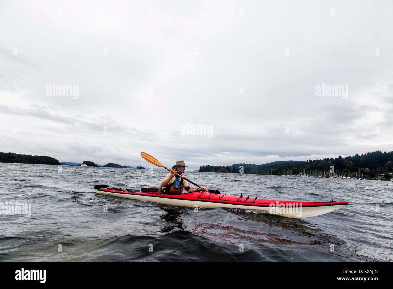 Man Paddeln im Kajak an der Küste von Gulf Islands, British Columbia, Kanada Stockfoto