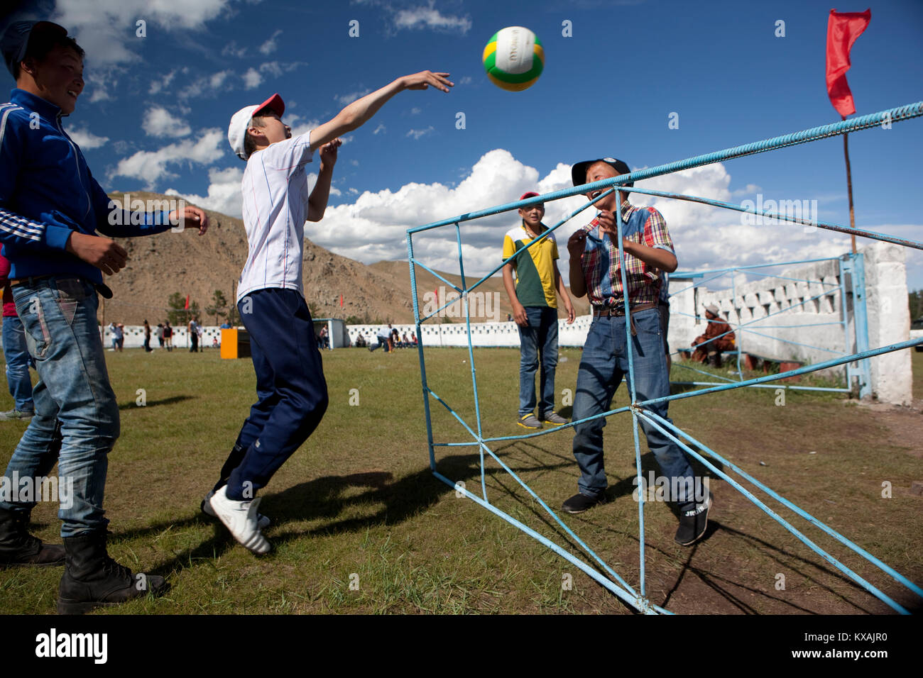 Mongolischen Jungen spielen mini Volleyball an Naadam Festival, Bunkhan, Bulgan, Mongolei Stockfoto