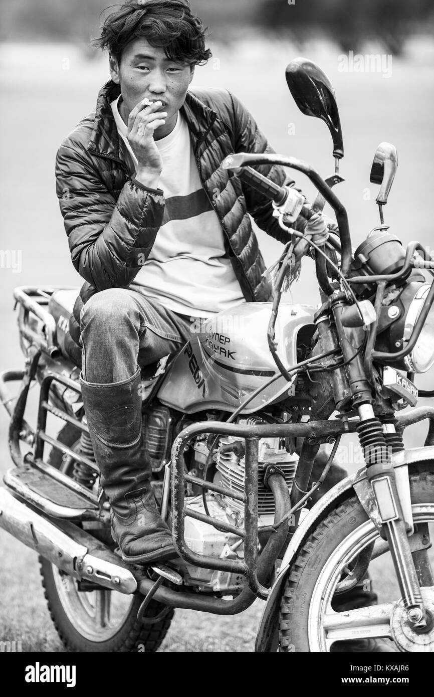 Portrait von Mongolischen Cowboy auf Motorrad, Bulgan, Mongolei sitzen, Mongolei Stockfoto