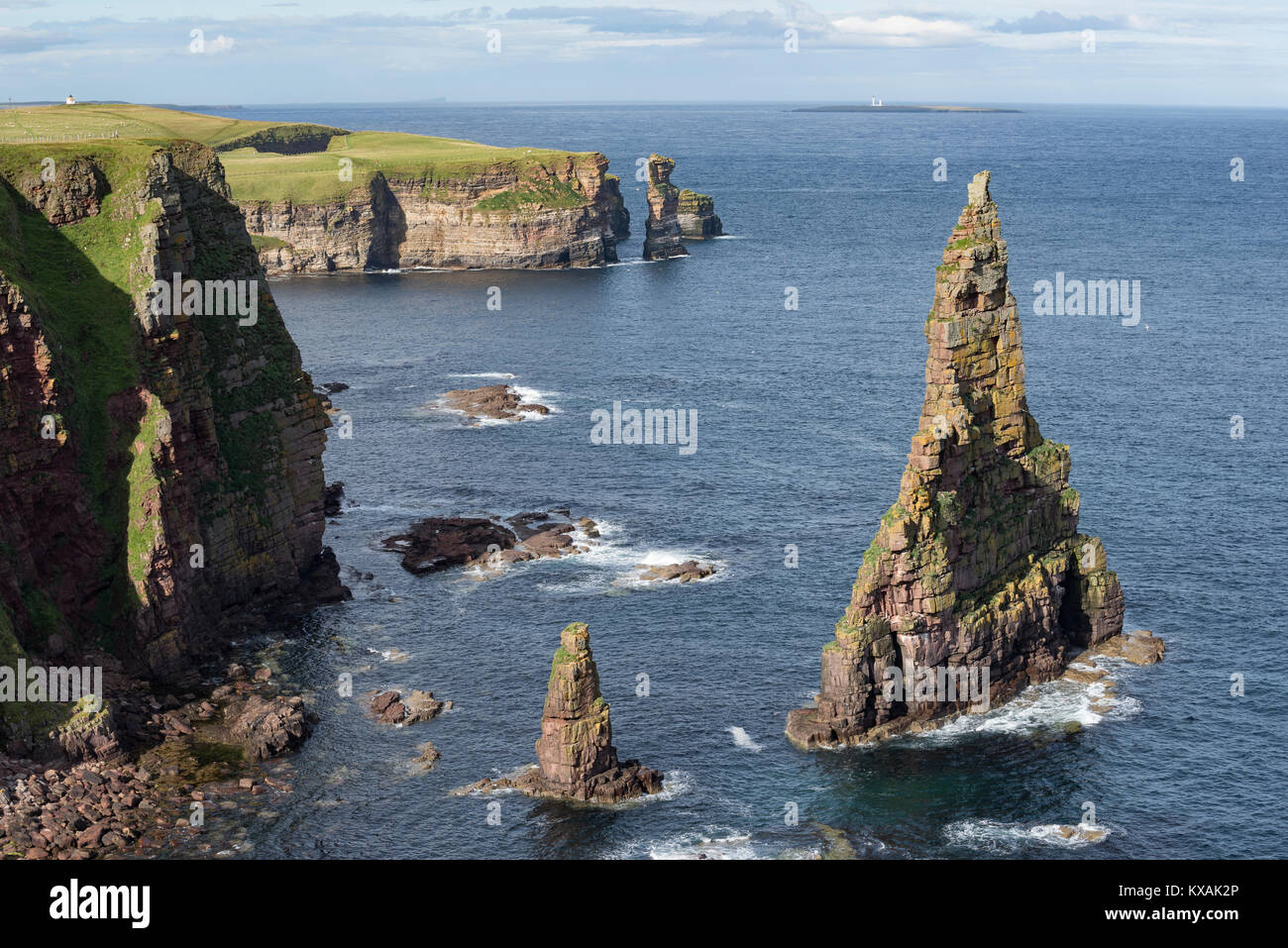 Zerklüftete Küstenlandschaft mit den Fels spitzen Duncansby Stacks, Küste von Duncansby Head, Grafschaft Caithness, Schottland Stockfoto