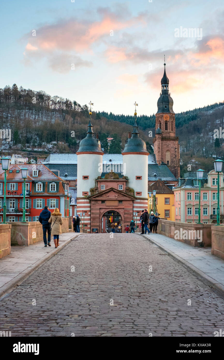 Karl Theodor Brücke (Karl-Theodor-Brucke), allgemein bekannt als die Alte Brücke (Deutsch: Alte Brucke), ist eine steinerne Brücke in Heidelberg und den Neckar überqueren. Es verbindet die Altstadt mit dem östlichen Teil der Neuenheim Bezirk der Stadt auf dem gegenüberliegenden Ufer. Die aktuelle Brücke, aus Neckartal Sandstein und der 9. Auf dem Gelände erbaut, wurde im Jahre 1788 von Kurfürst Karl Theodor gebaut, und ist eine der bekanntesten und erstaunlichen Sehenswürdigkeiten und touristische Ziele in der Geschichte von Heidelberg, Baden-Württemberg, Deutschland Stockfoto