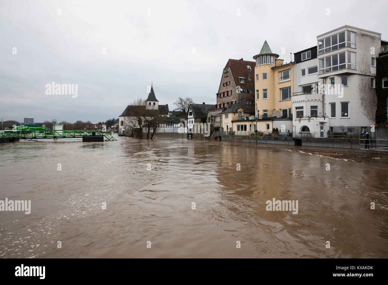 Köln, Deutschland. 8 Jan, 2018. Hochwasser des Rheins, Bezirk Rodenkirchen. Quelle: Jörn Sackermann/Alamy leben Nachrichten Stockfoto