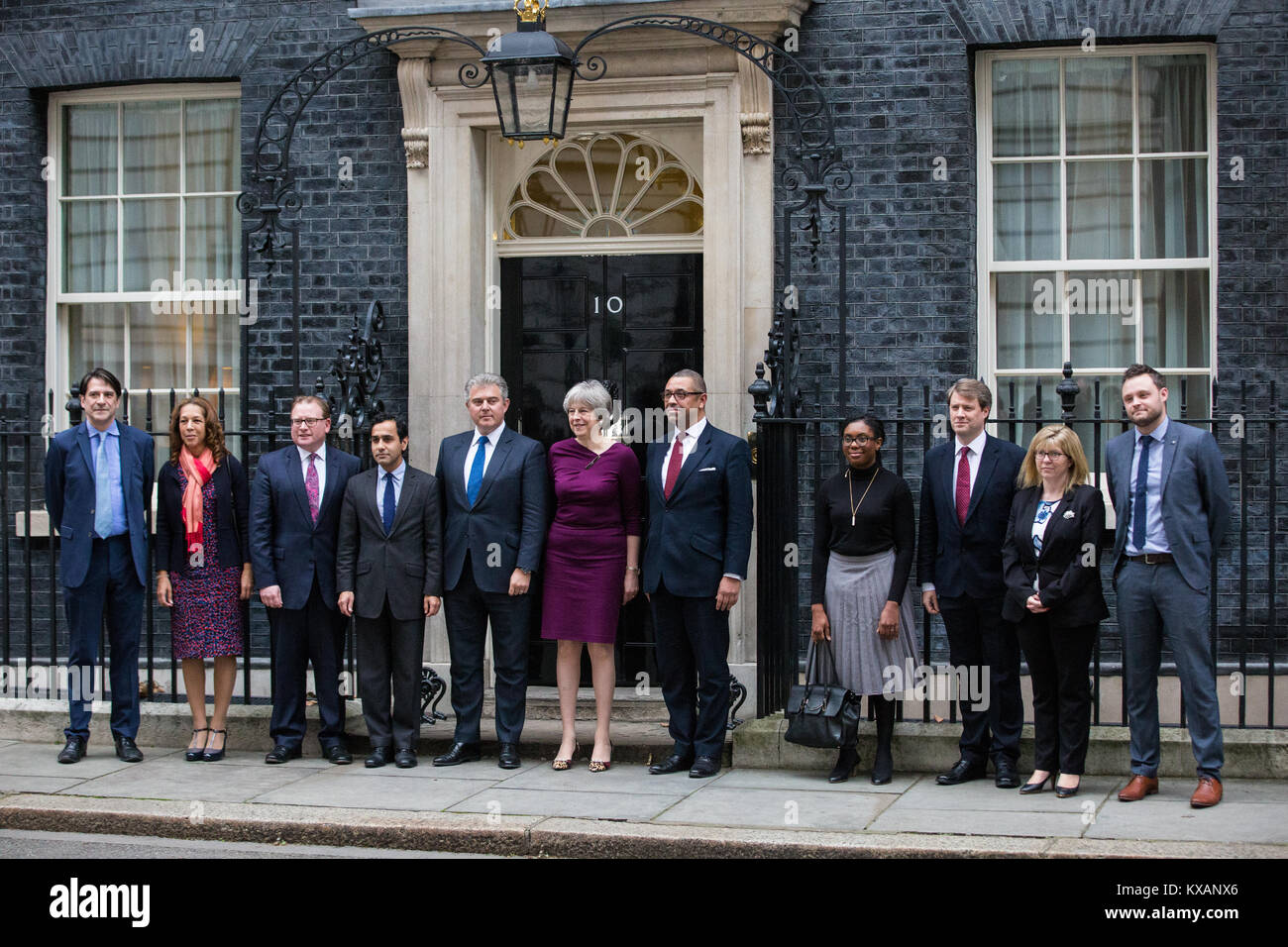 London, Großbritannien. 8 Jan, 2018. Premierminister Theresa May steht außerhalb 10 Downing Street mit der neuen Konservativen Partei Vorsitzender Brandon Lewis (zu Ihrer Linken), Stellvertretender Vorsitzender James geschickt (zu Ihrer Rechten) und Stellvertretenden Vorsitzenden (L-R) James Morris (Ausbildung und Entwicklung), Helen Grant (unterschiedlichen Gemeinschaften), Marcus Jones (Kommunen), Rehman Chishti (Diverse Gemeinden), Kemi Badenoch (Kandidaten), Chris Skidmore (Politik), Maria Caulfield (Frauen) und Ben Bradley (Jugend). Credit: Mark Kerrison/Alamy leben Nachrichten Stockfoto