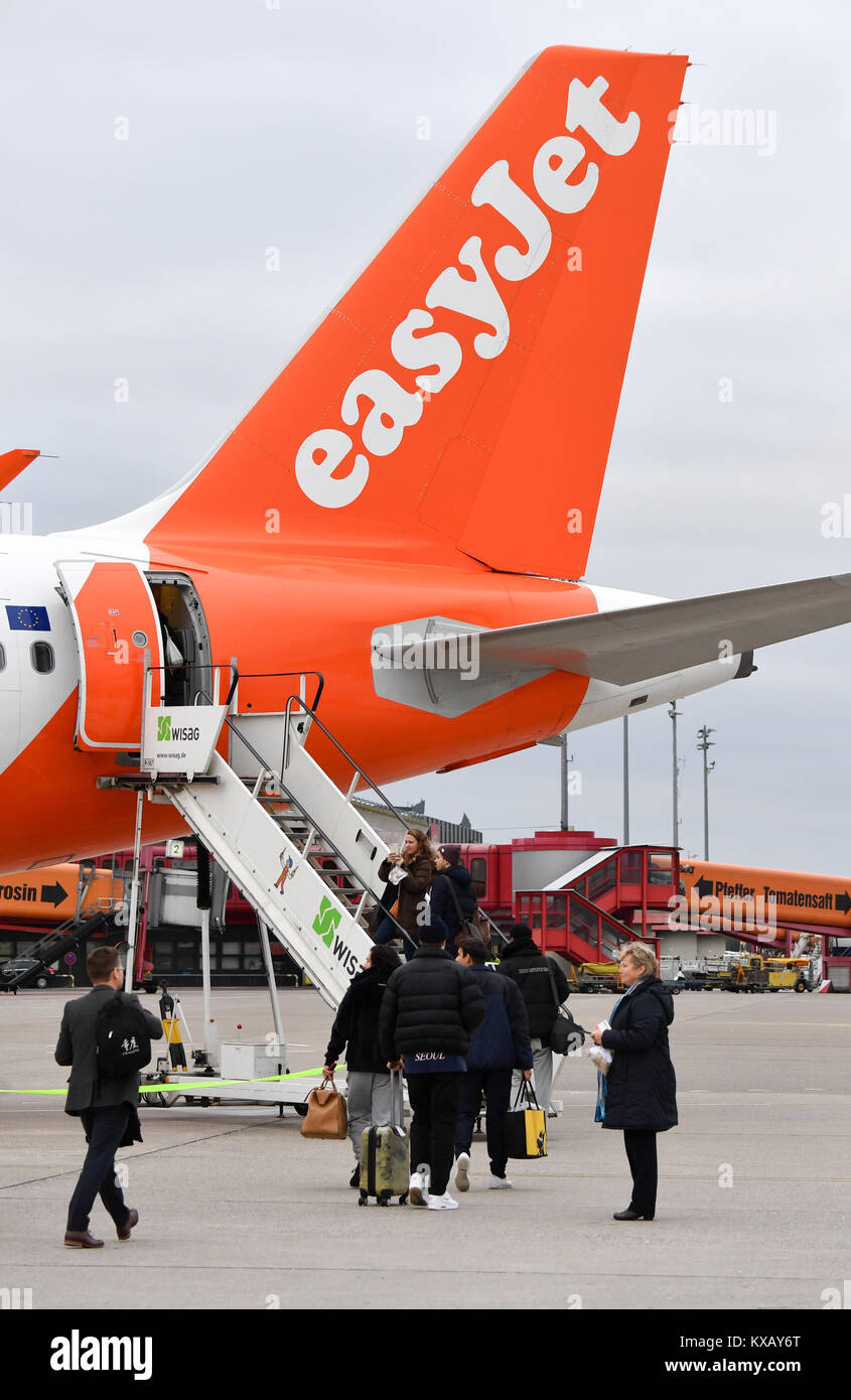 Berlin Deutschland 05 Jan 18 Die Passagiere An Bord Des Flugzeugs Von Easyjet Am Flughafen Berlin Tegel Berlin Deutschland 05 Januar 18 Flug Ezy 5569 Wird Nach Munchen Geleitet Es Ist Der Erste