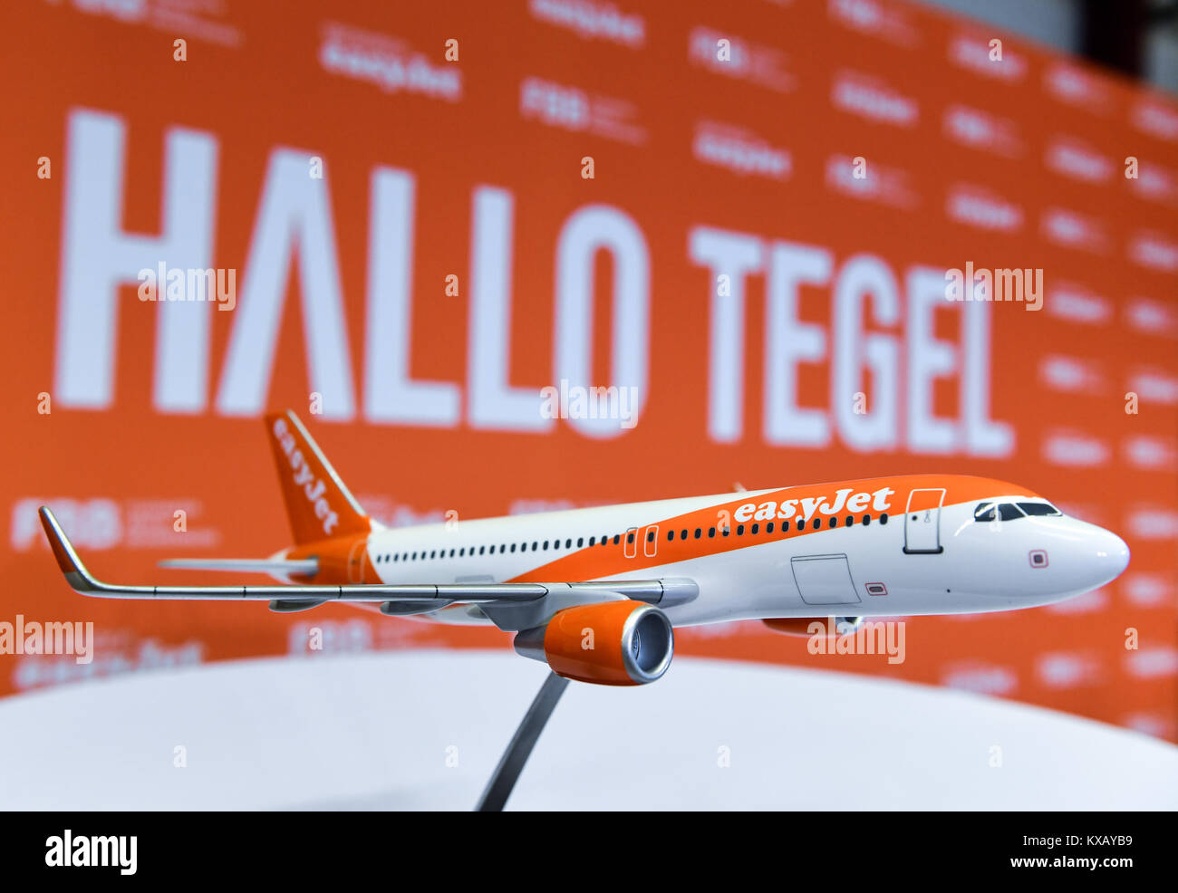 Berlin Deutschland 05 Jan 18 Ein Modell Flugzeug Von Easyjet Steht Vor Einer Wand Lesen Hallo Tegel Lit Hallo Tegel Wahrend Der Drucken Sie Anruf Um Den Ersten Flug Mit Easyjet Airlines