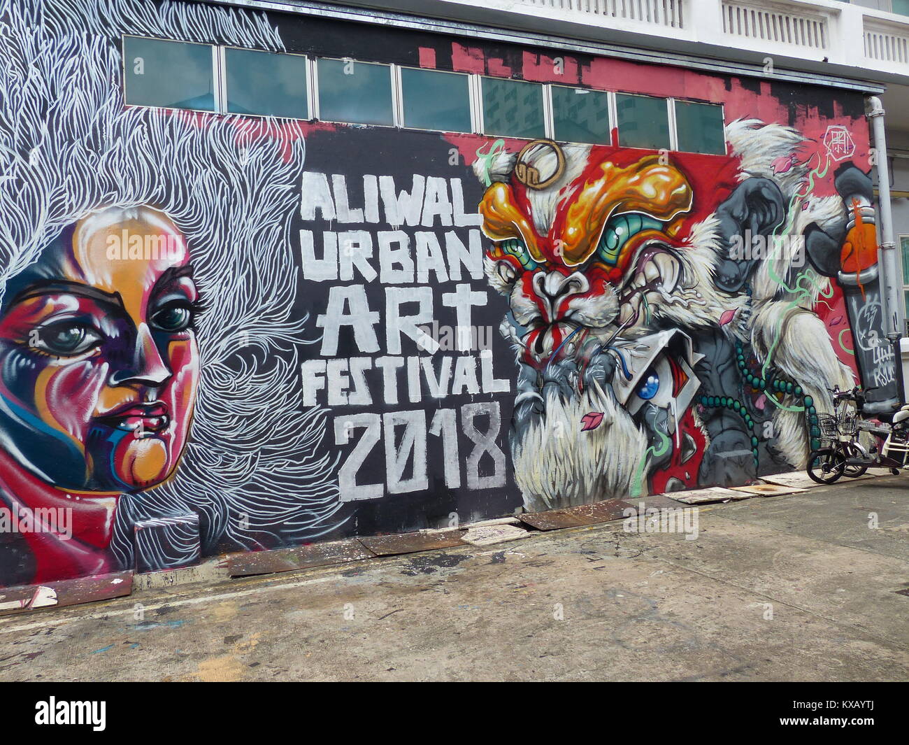 Singapur, Singapur. 28 Dez, 2018. Ein Graffiti wirbt für ein Festival für urbane Kunst in Singapur, Singapur, 28. Dezember 2018. Während die illegale Graffiti sprayings werden als Kavaliersdelikt in vielen Ländern, in Singapur Sprayer angesehen haben harte Strafen wie Gefängnis oder körperliche Züchtigung zu Gesicht. Credit: zubaidah Abdul Jalil/dpa/Alamy leben Nachrichten Stockfoto