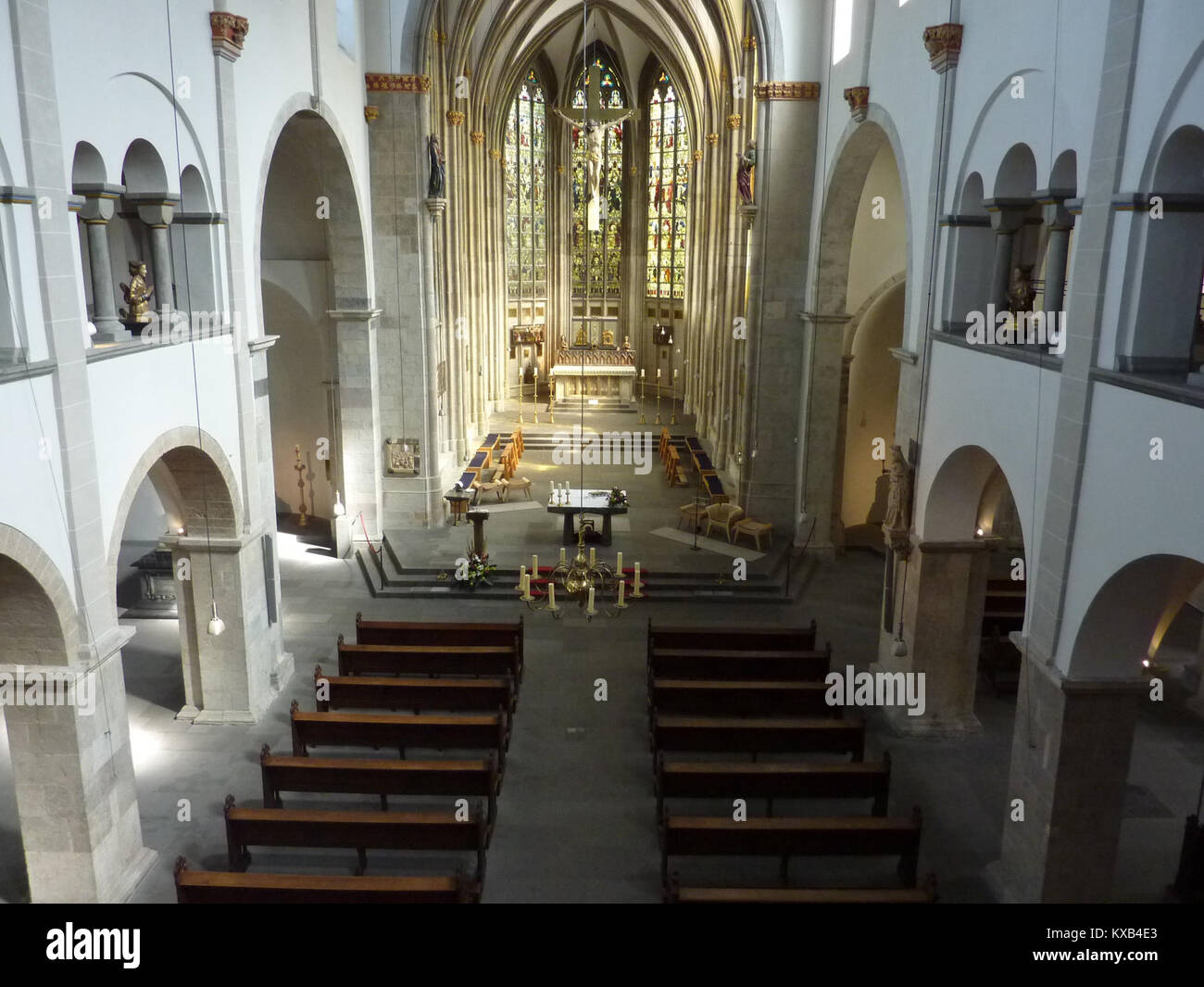 Die Basilika St. Ursula in Köln ist eine romanische Kirche, die auf einer frühchristlichen Krypta erbaut wurde und für die Erhaltung der Reliquien der Heiligen Ursula und ihrer Gefährten in ihrer Goldenen Kammer bekannt ist. Stockfoto