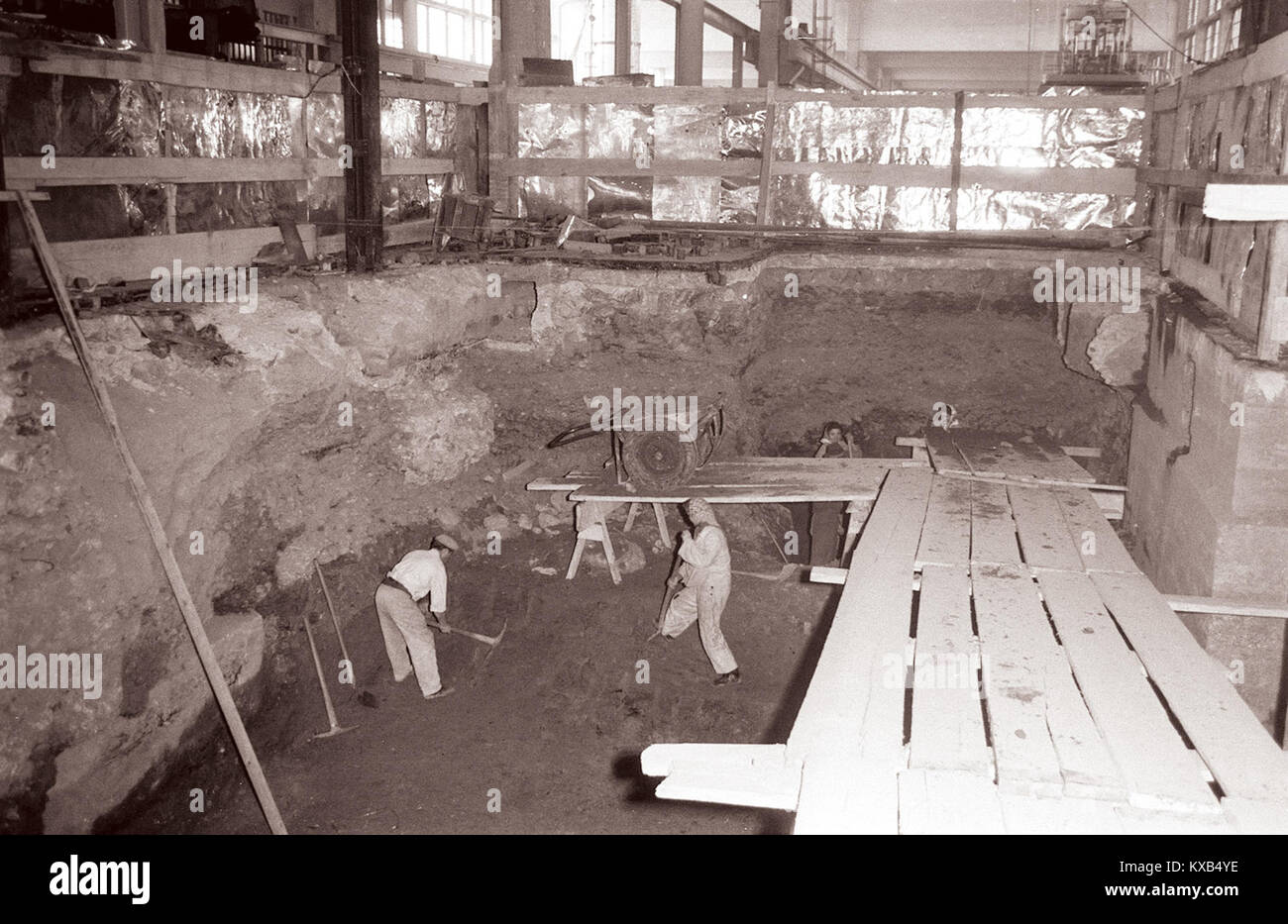 Eine Fotografie aus dem Jahr 1960, die den Grundbau einer horizontalen Presse im Werk Impola zeigt und die Industrie- und Metallbearbeitungstechnologie der Mitte des 20. Jahrhunderts beleuchtet. Stockfoto