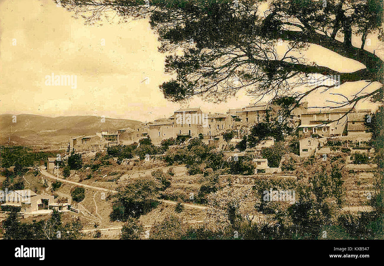 Eine allgemeine Ansicht von Grambois, die das Stadtbild, die Gebäude und die umliegende Landschaft zeigt. Stockfoto