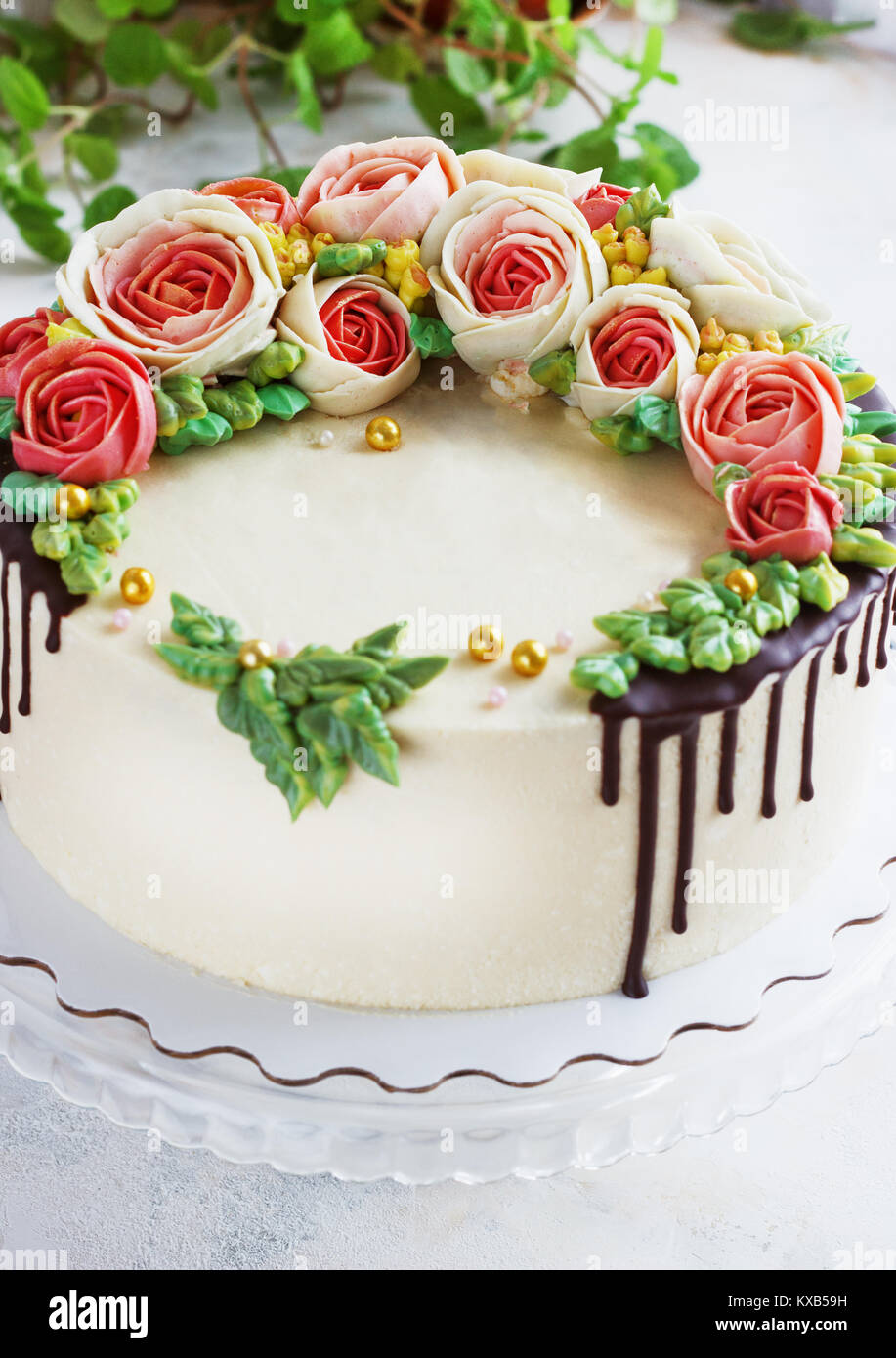 Geburtstag Kuchen mit Blumen Rose auf weißem Hintergrund Stockfoto