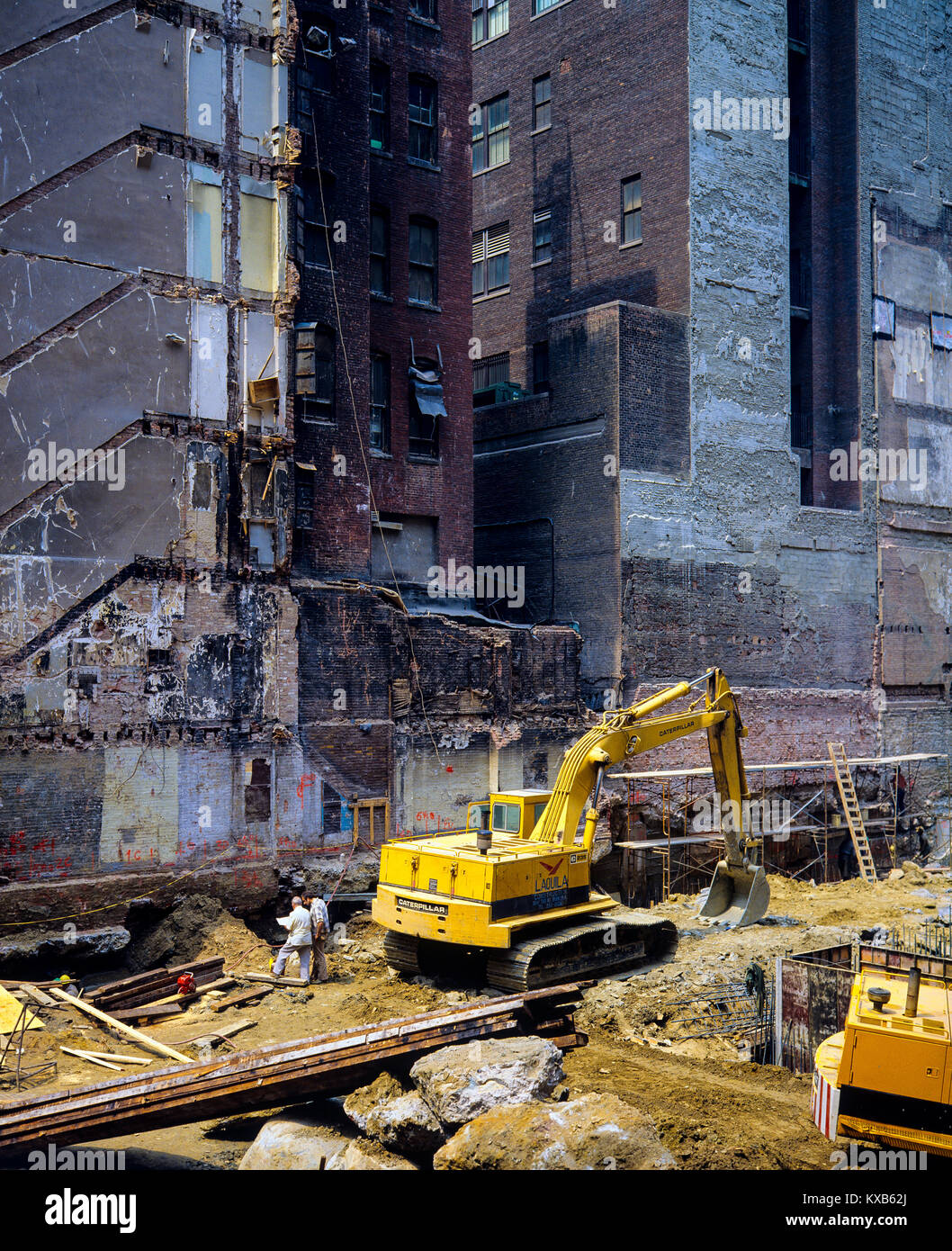 New York 1980s, gelber Bagger, Baustelle, East 48. Street, Manhattan, New York City, NY, NYC, USA, Stockfoto