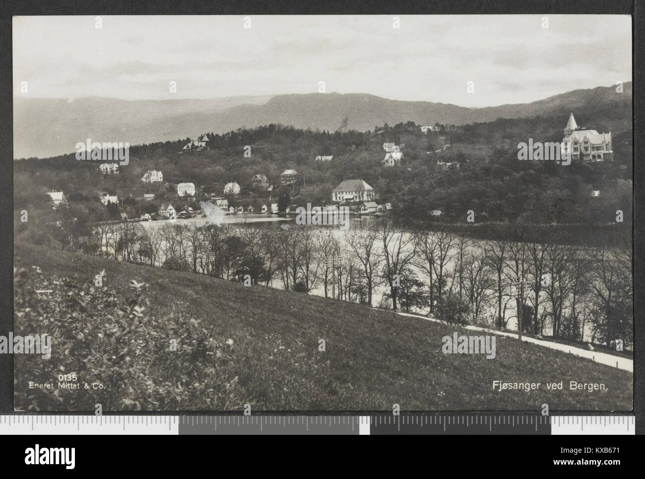 Ein Foto von Fjøsanger in der Nähe von Bergen, Norwegen, das die Landschaft, Gebäude und die lokale Umgebung als historische und geografische Referenz festlegt. Stockfoto