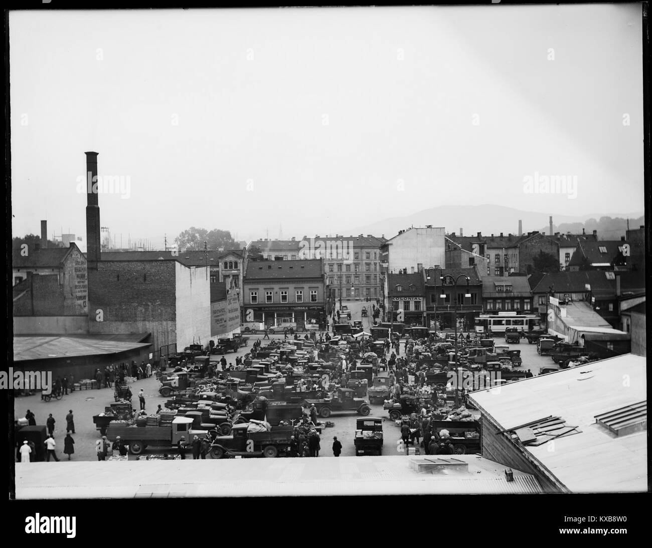 Grønlands Torv in Oslo, Norwegen, zeigt einen geschäftigen städtischen Markt mit dem Market Director, umgeben von Verkaufsständen, Fußgängern, Gebäuden und täglichem Handel, veranschaulicht die Marktaktivität des Bezirks. Stockfoto