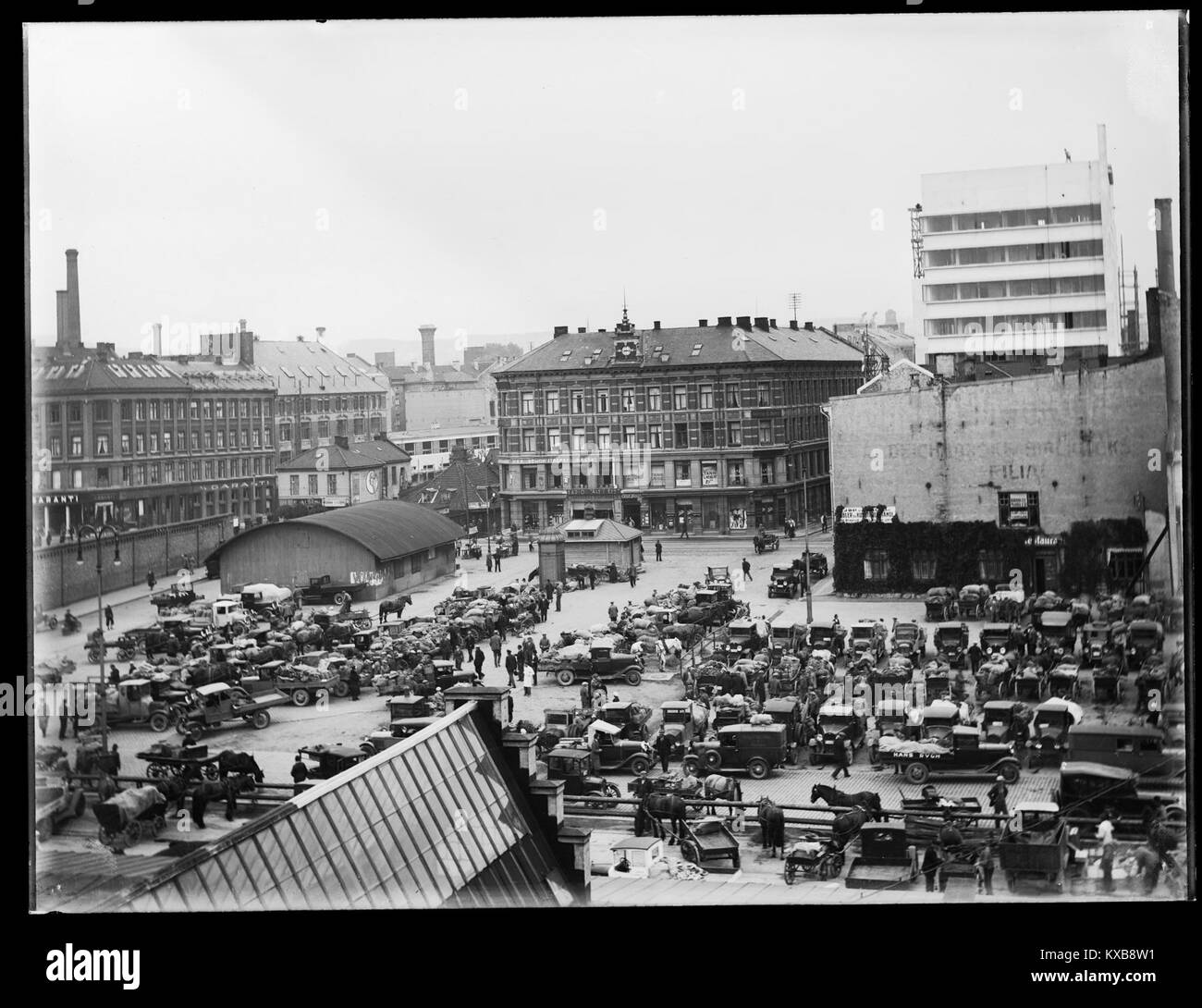 Grønlands Torv in Oslo, Norwegen, zeigt den städtischen Platz, die Geschäftsgebäude, die Marktaktivität und das tägliche Leben in der Stadt Stockfoto