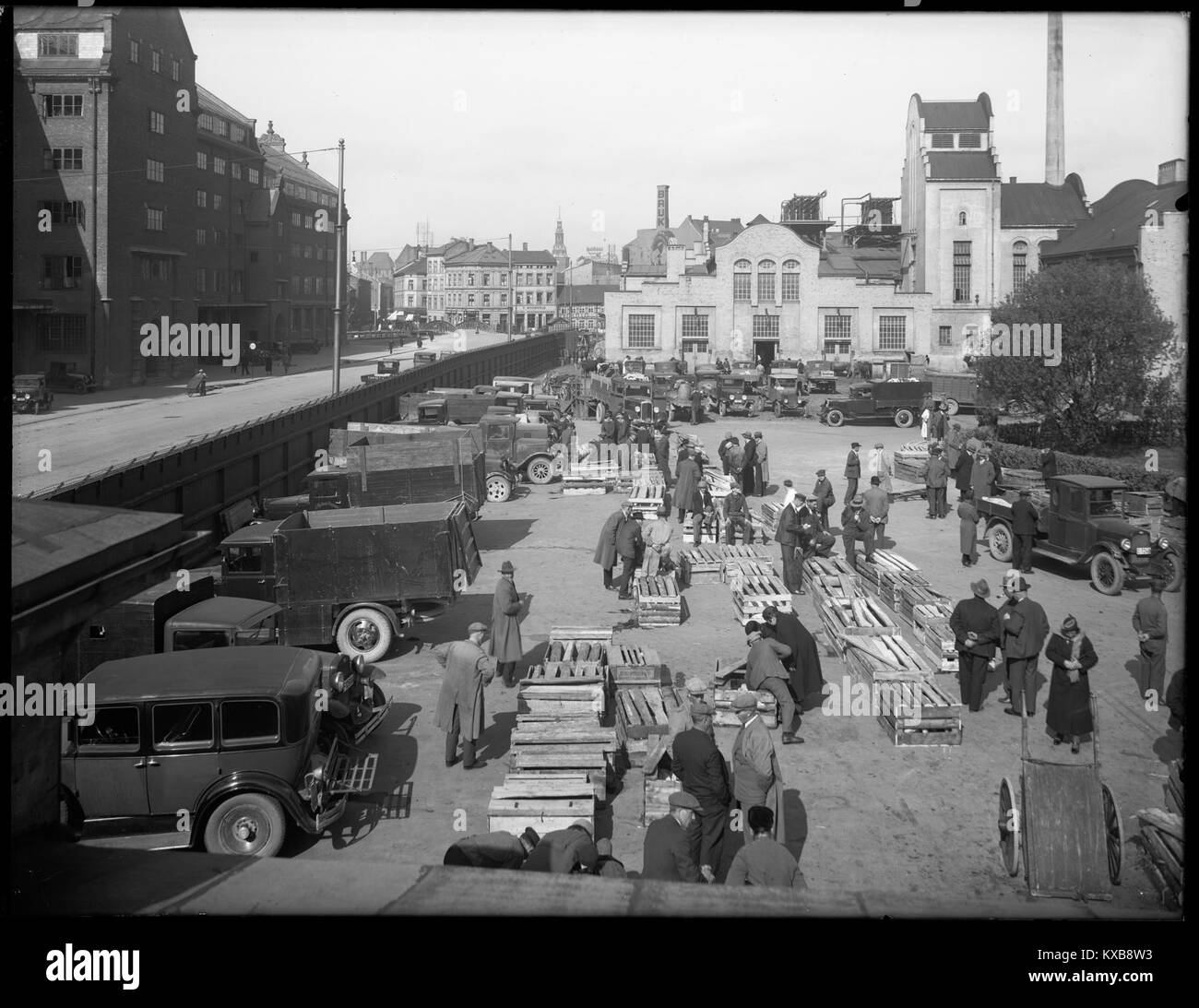 Foto von Grønlands Torv in Oslo, Norwegen, zeigt den Marktplatz und die Gebäude, einschließlich des Büros des Market Director, aufgenommen in einem urbanen Kontext des 20. Jahrhunderts. Stockfoto