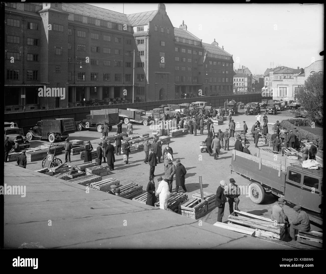 Ein historisches Foto von Grønlands Torv in Oslo, Norwegen, das das Gebiet Torvdirektøren (Market Director) zeigt. Das Bild zeigt das urbane Leben und die Architektur im Stadtteil Grønland von Anfang bis Mitte des 20. Jahrhunderts. Stockfoto