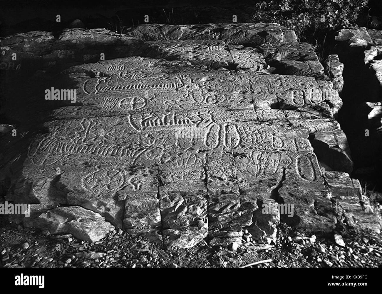 Högsbyn in Schweden ist eine Ortschaft, die für ihren historischen und kulturellen Kontext dokumentiert ist, einschließlich bemerkenswerter Gebäude und Gemeindestrukturen, die unter KMB 16001000540763 gelistet sind. Stockfoto