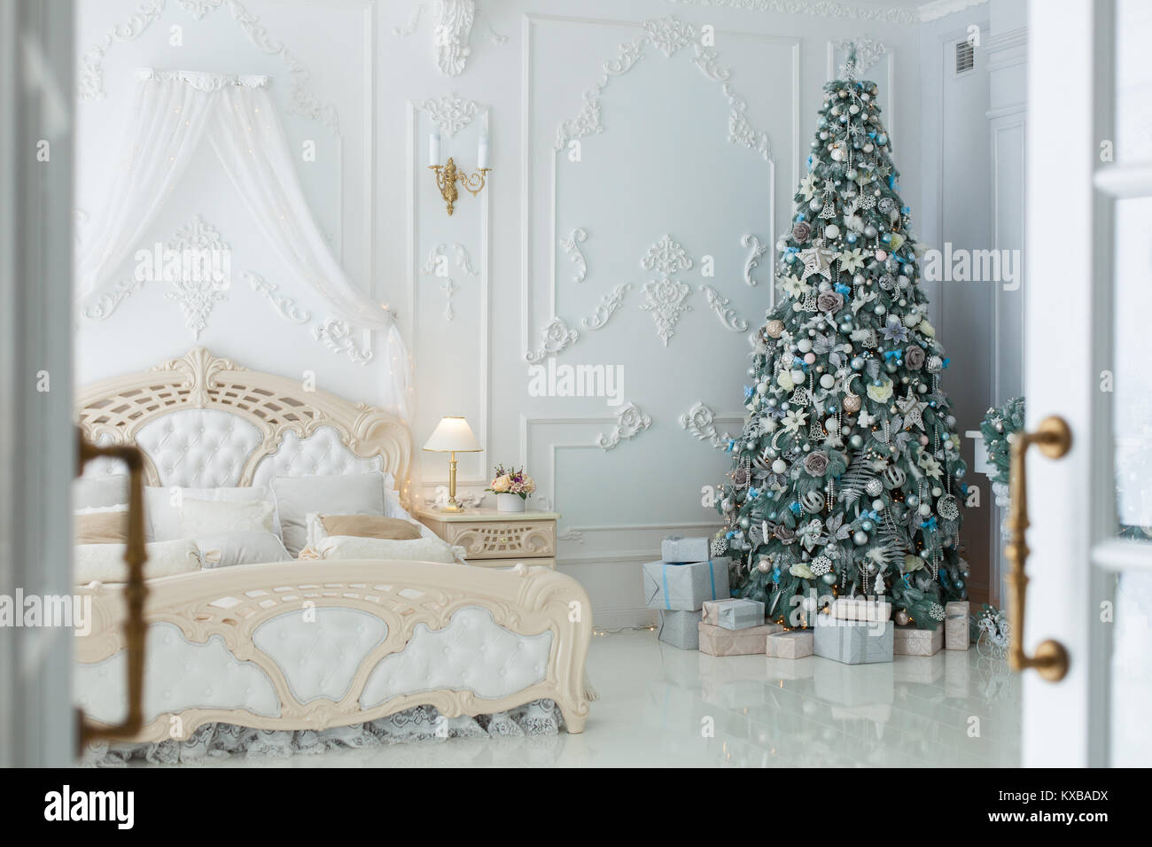 Weihnachtsbaum und Geschenke im Schlafzimmer im Stil des Rokoko. Stockfoto