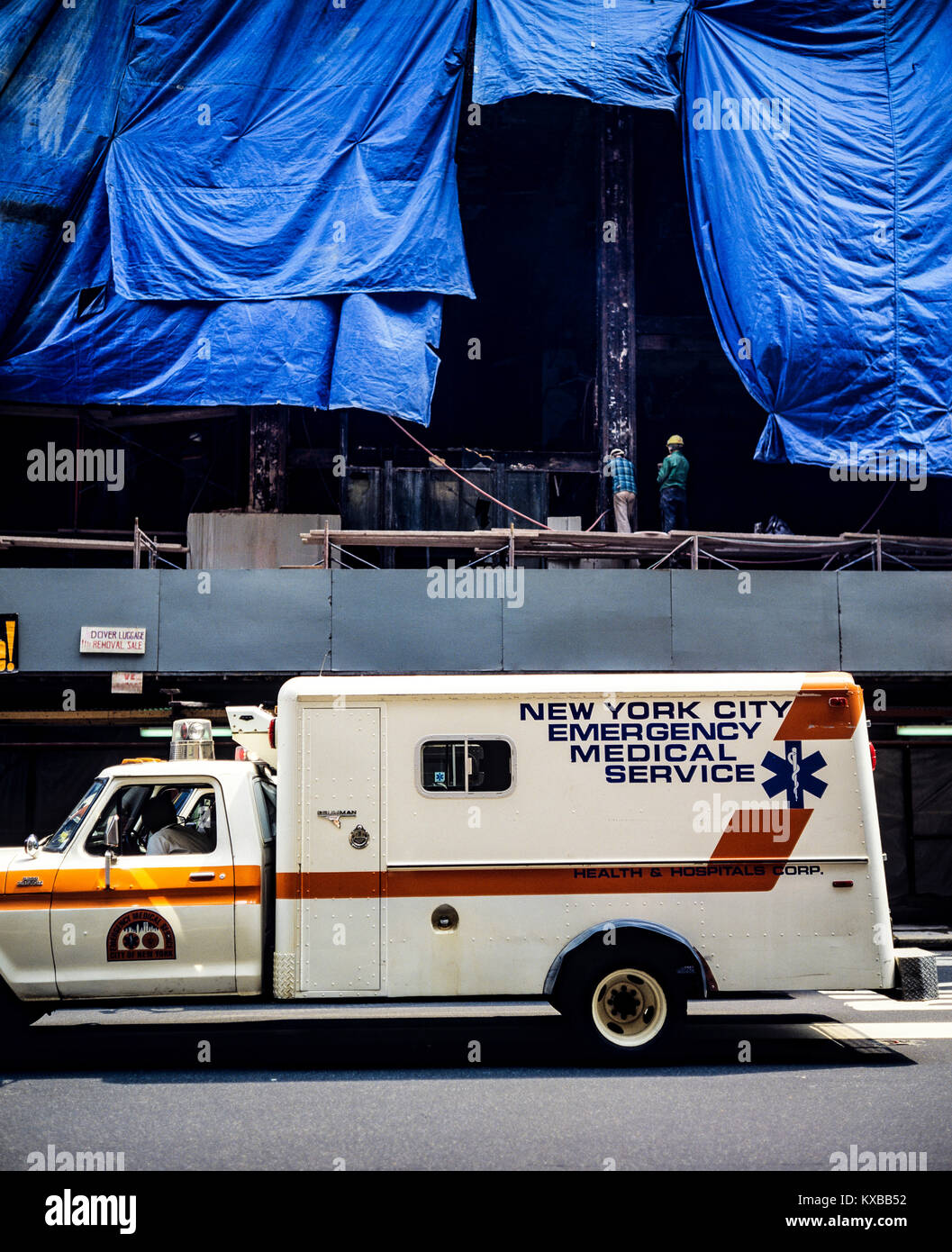 New York 1980er, Rettungsdienst Krankenwagen, Sanitäter, Bank of America Plaza Baustelle, Manhattan, New York City, NY, NYC, USA, Stockfoto
