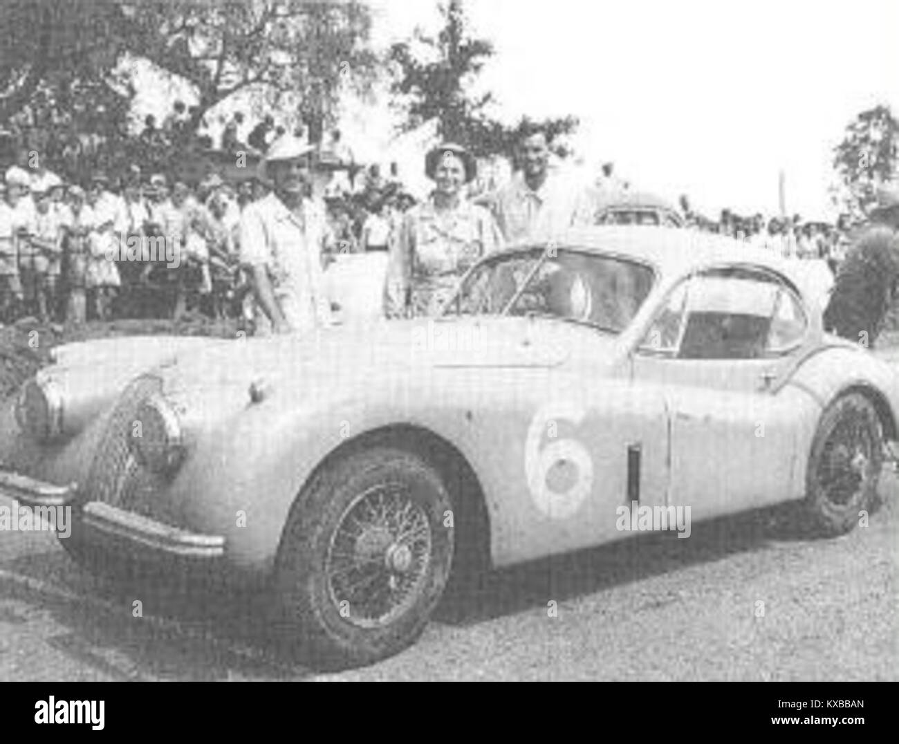 Ein Foto des Jaguar XK120, das 1954 beim 24-Stunden-Rennen in Australien am Mount Druitt teilnahm, zeigt die Leistung, das Design und die Rolle des Fahrzeugs in der Geschichte des Langstreckensports. Stockfoto