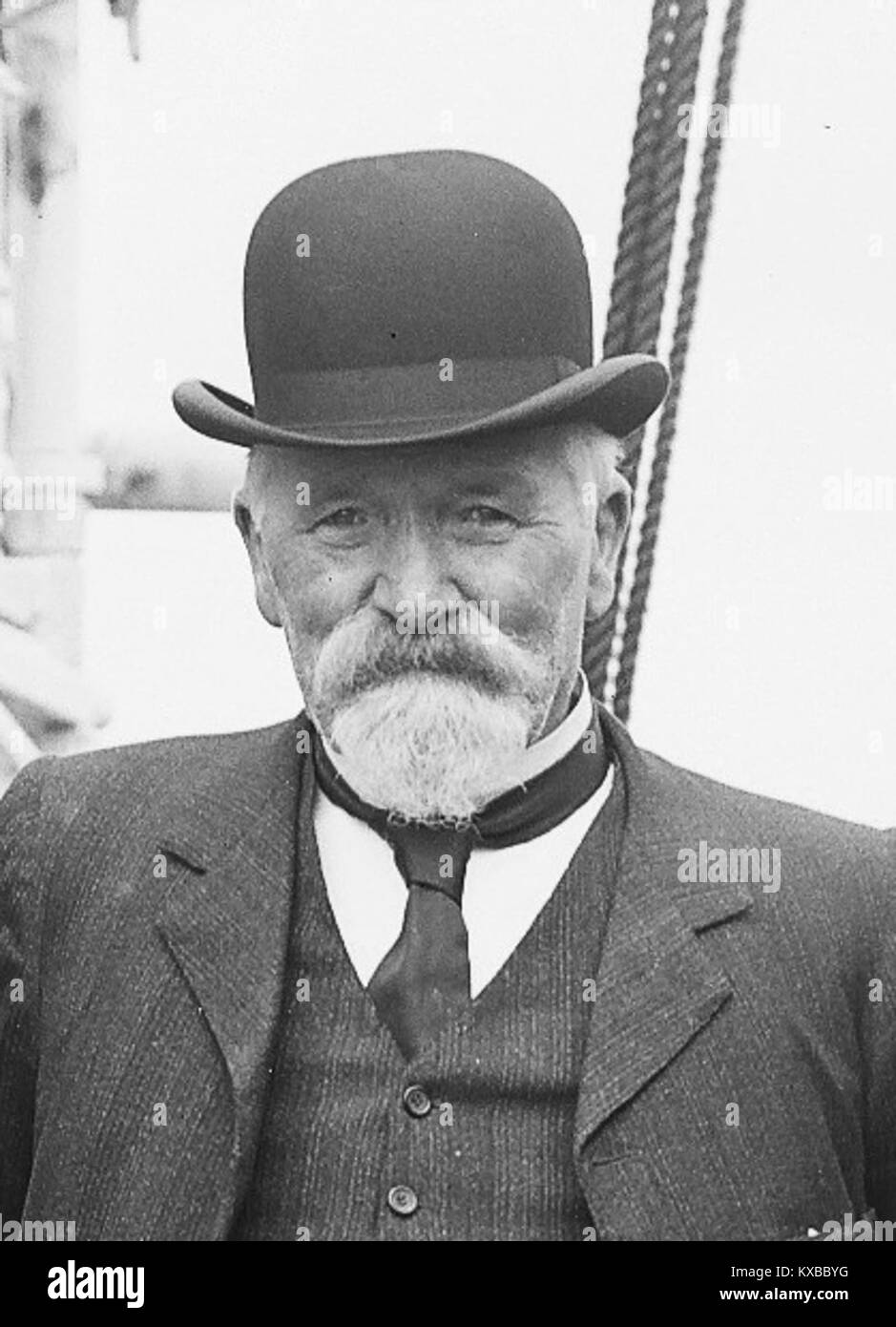 Ein Portraitfoto von James McGowan aus dem Jahr 1908 zeigt eine Person in formeller Kleidung, die typisch für die Porträtfotografie des frühen 20. Jahrhunderts ist. Stockfoto