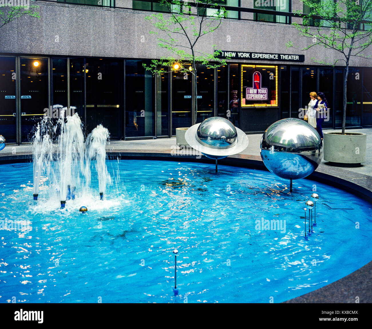 New York 1980s, blauer Brunnen, Wasserstrahlen, das New York Experience Theater, McGraw-Hill Building Plaza, Manhattan, New York City, NY, NYC, USA, Stockfoto