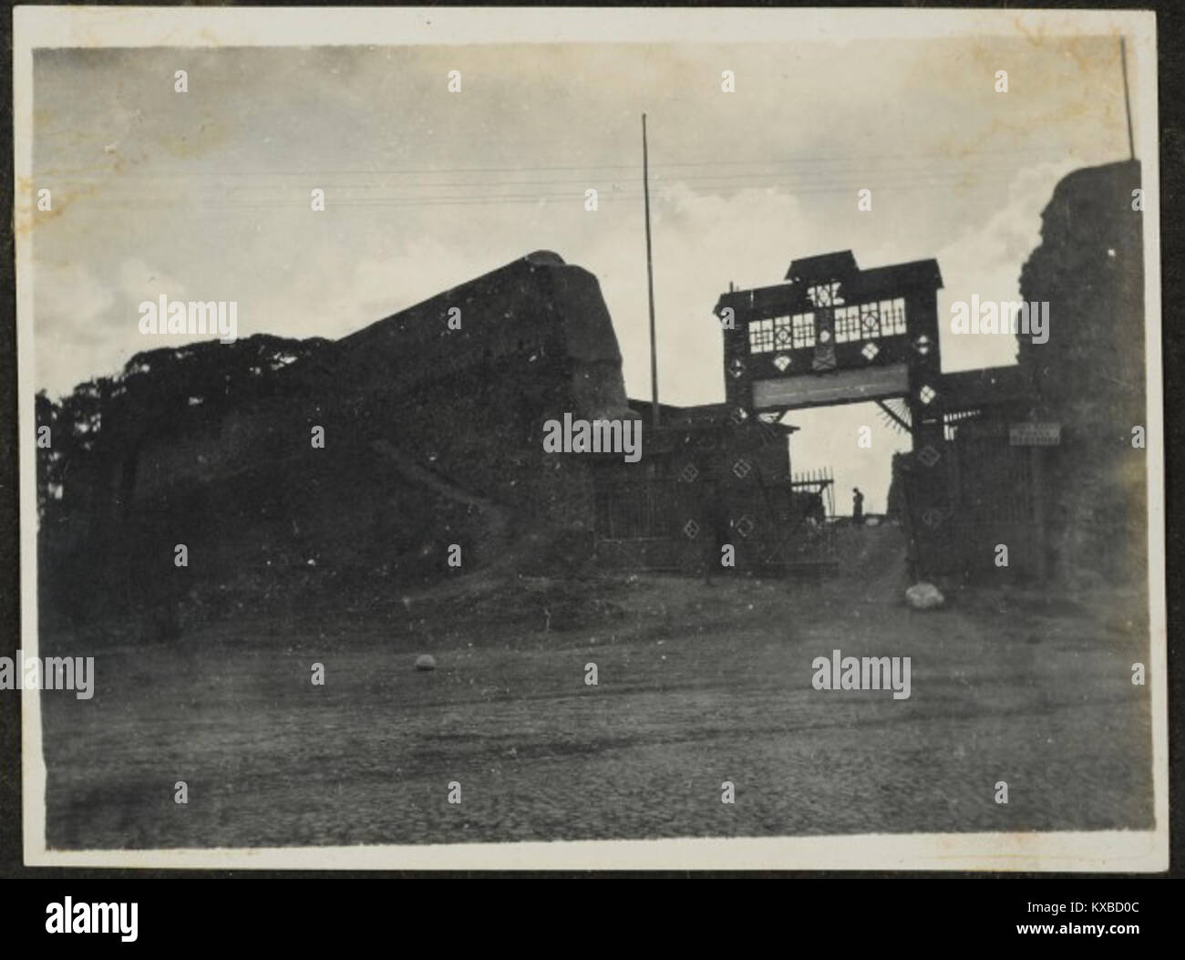 Dieses Dokument oder Bild aus dem Jahr 1919 zeigt die Burg Lidzki und zeigt ihre architektonischen Merkmale und ihre Rolle als bedeutendes Bauwerk im polnischen Erbe und der Geschichte. Stockfoto