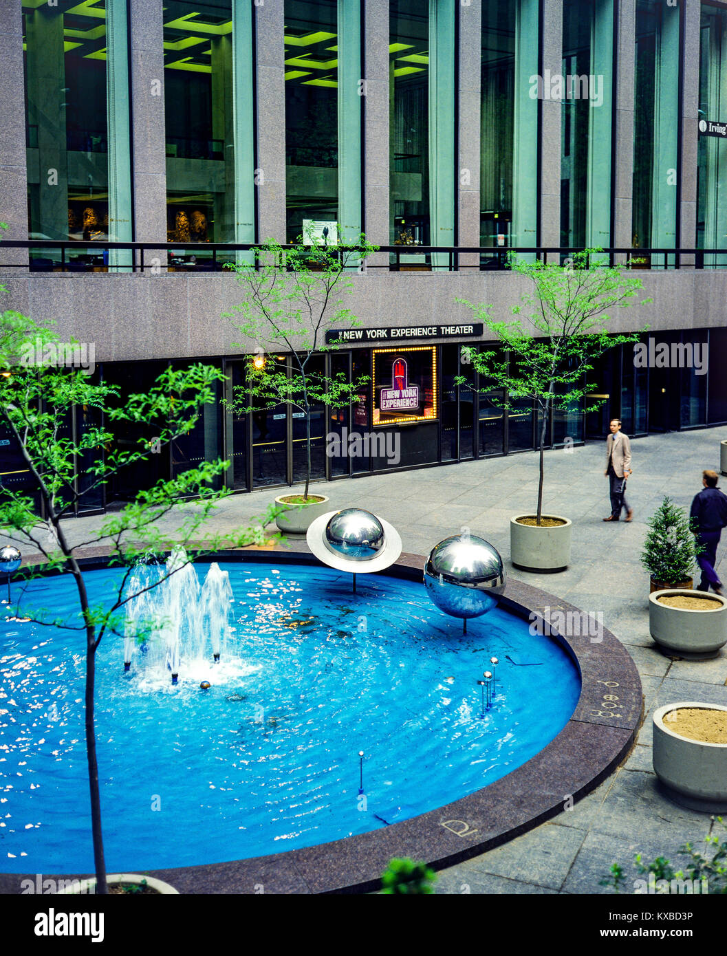 New York 1980s, blauer Brunnen, Wasserstrahlen, das New York Experience Theater, Manhattan, New York City, NY, NYC, USA, Stockfoto