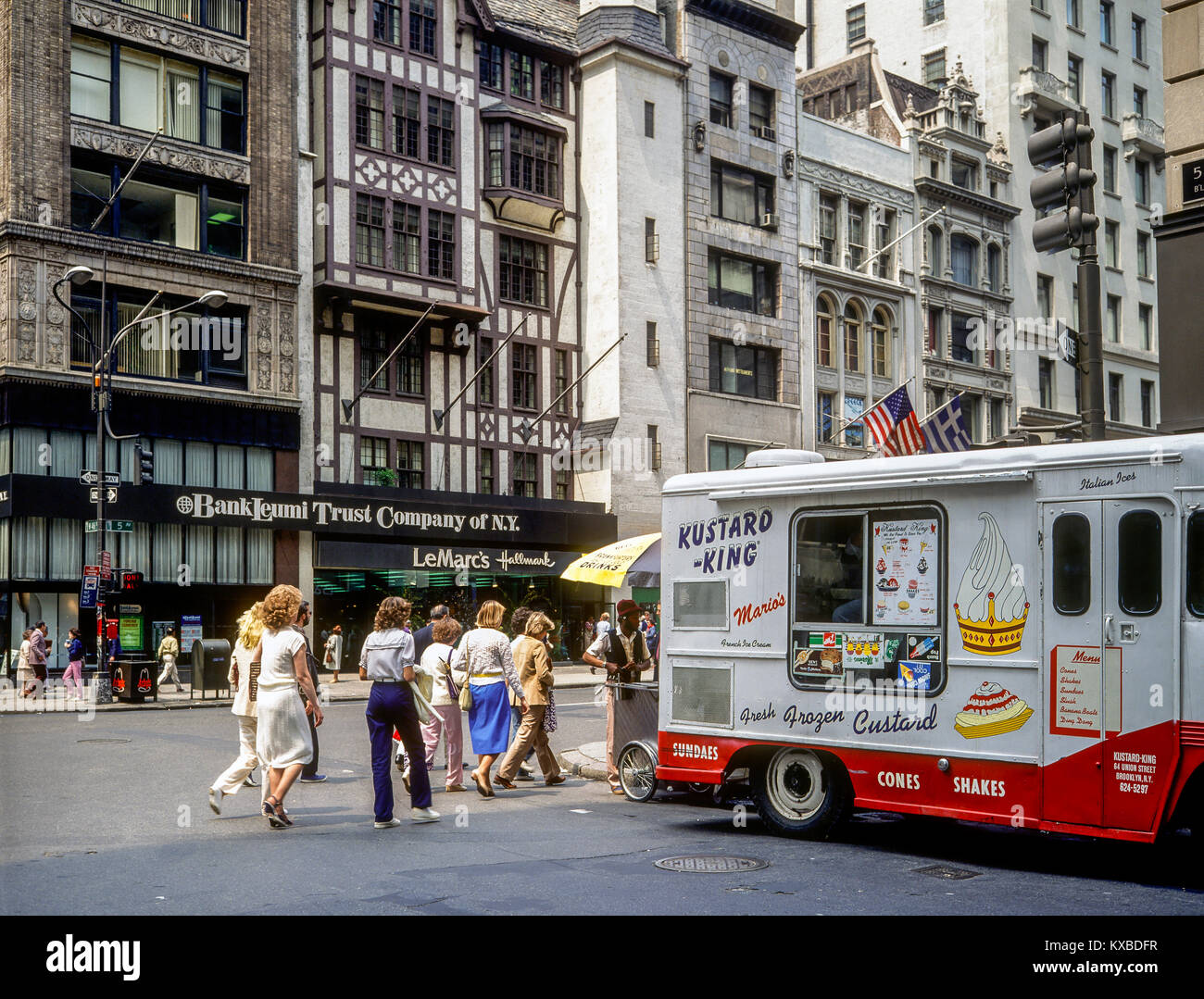 New York 1980er, Kustard-King Food Truck, Touristen zu Fuß, Bank Leumi Trust Company in der Ferne, 5. Avenue, Manhattan, New York City, NY, NYC, USA, Stockfoto