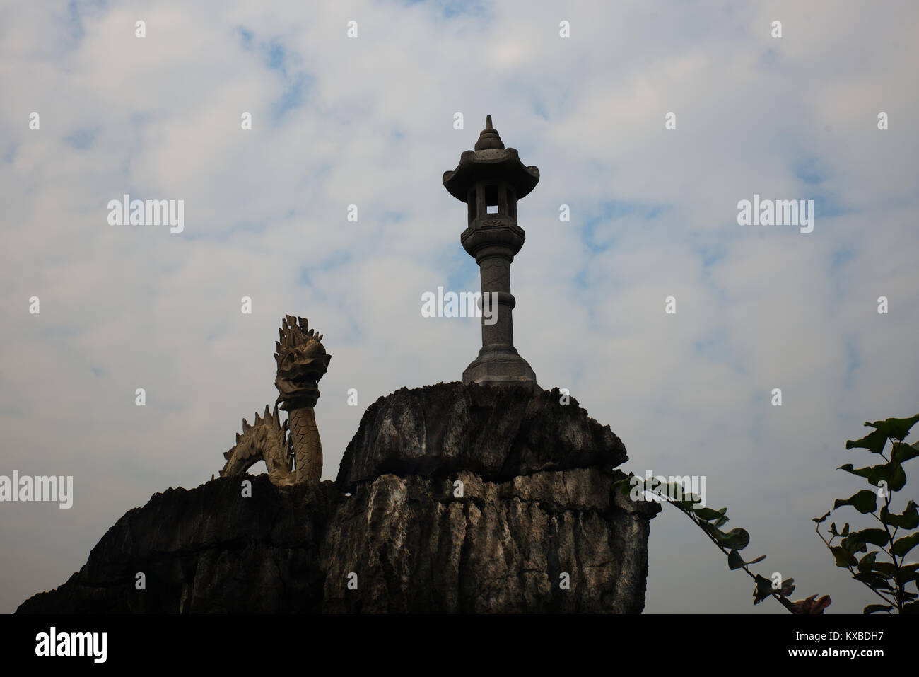 Dragon Skulptur im mua Höhle Stockfoto