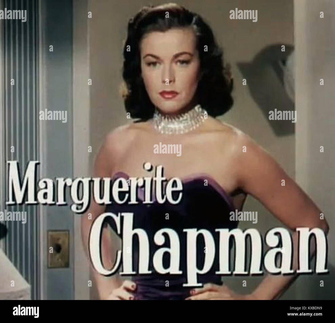 Ein Standbild aus dem 1952 erschienenen Trailer Bloodhounds of Broadway mit der US-amerikanischen Schauspielerin Marguerite Chapman. Das Bild unterstreicht ihre Rolle im Film und spiegelt den filmischen Stil der Hollywood-Produktionen der frühen 1950er Jahre wider. Stockfoto