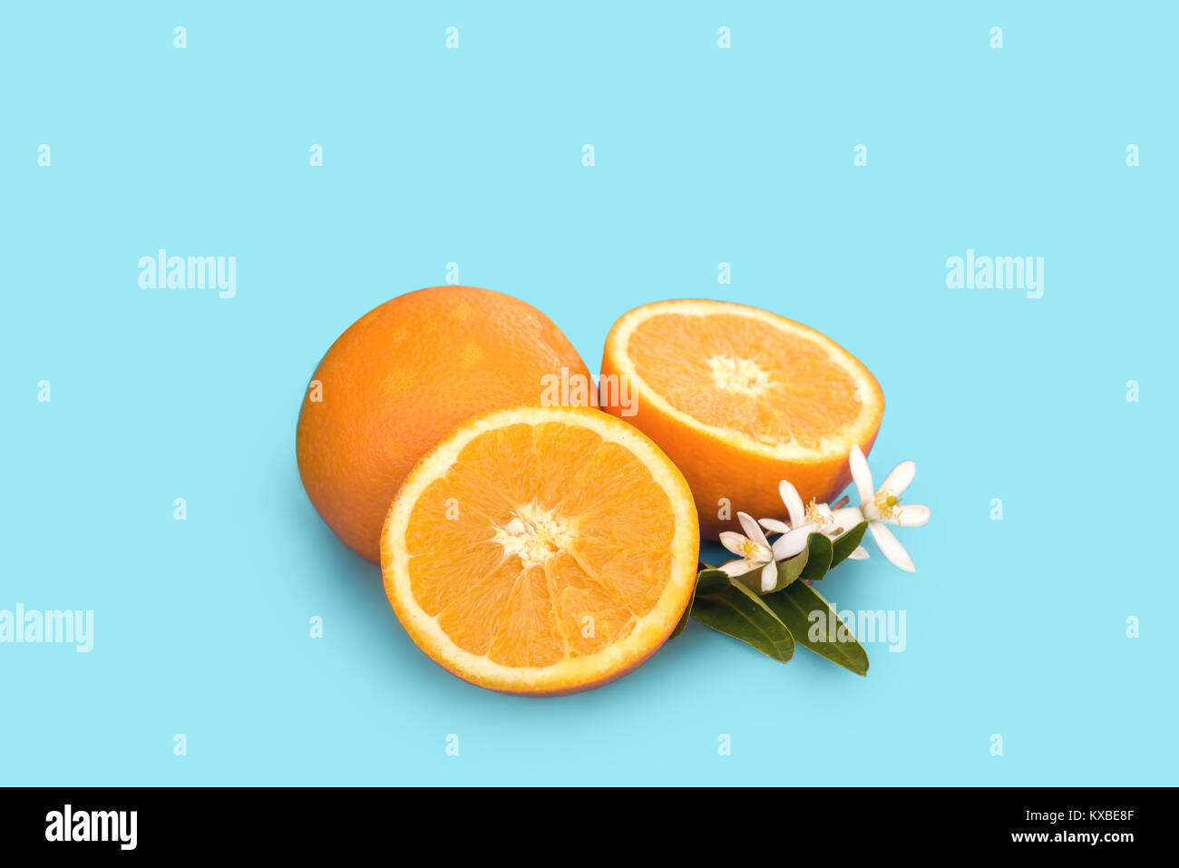 Köstliche Orangr Obst zu isolieren. Orange mit Blättern isoliert auf Blau Stockfoto