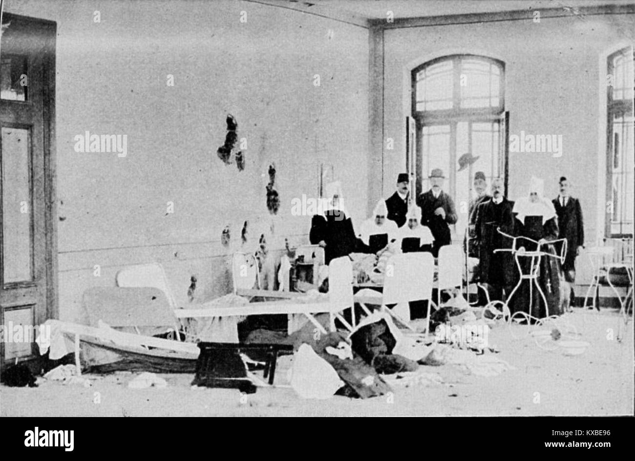 Foto vom 17. März 1912, das den österreichischen Konsul M. Herzfeld mit Hut zeigt, der nach einem Bombenanschlag das Gastwohnheim der Agram-Nonnen besucht. Das Bild dokumentiert die humanitäre Reaktion und die Auswirkungen der Kriegsereignisse auf die Religionsgemeinschaften im Europa des frühen 20. Jahrhunderts. Stockfoto