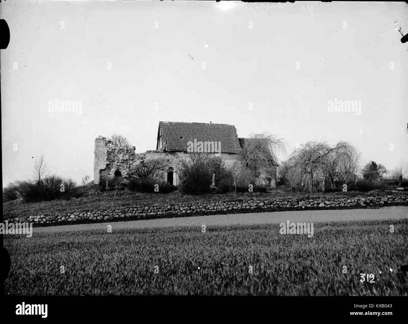 Foto der alten Kirche Sjörup in Schweden, ein Beispiel für romanische Architektur aus Stein, die mittelalterliches religiöses Erbe repräsentiert. Stockfoto