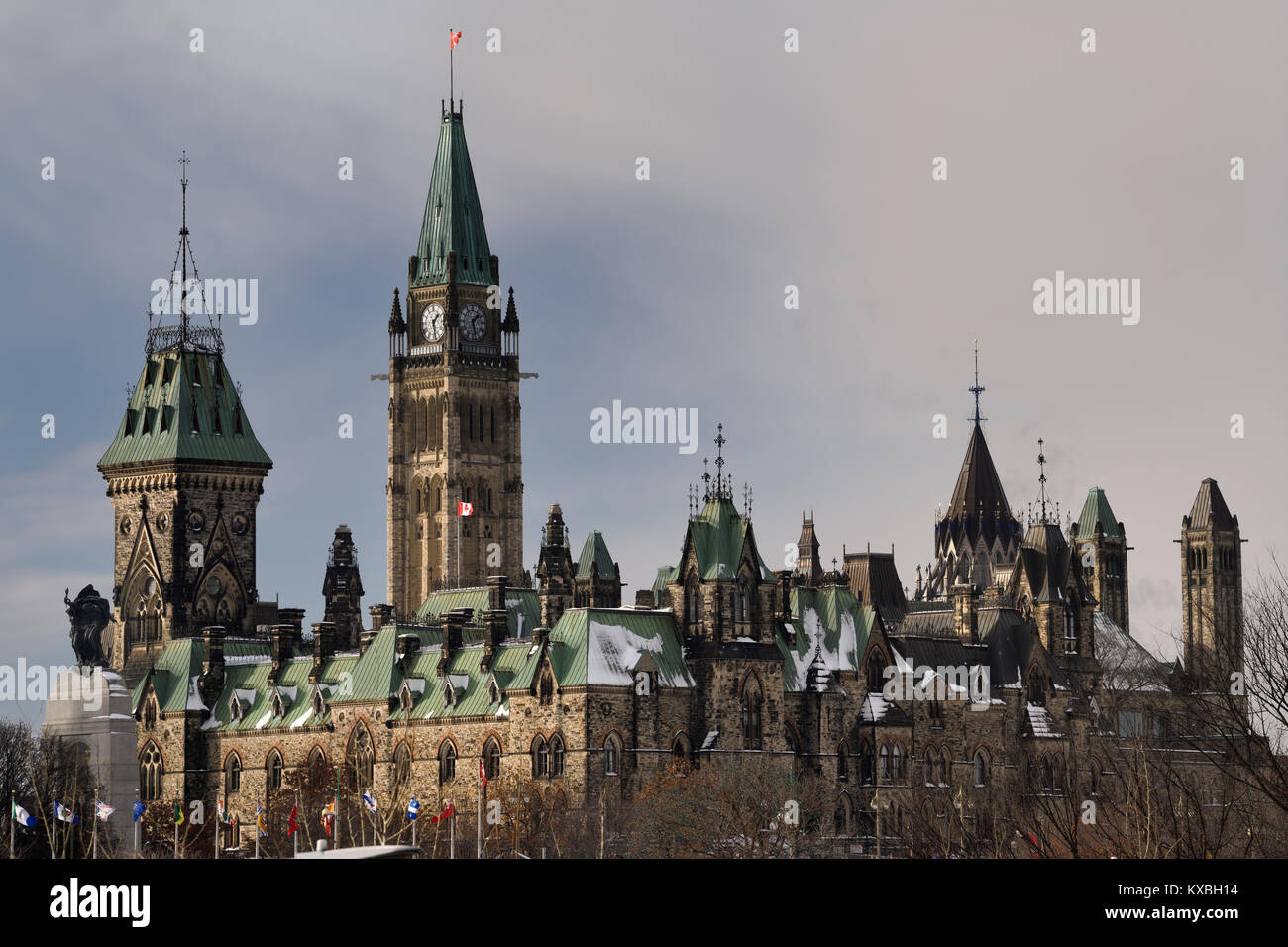 East Block der Bundesregierung Parlament Gebäude mit Peace Tower Center Block und Bibliothek und kanadisches Kriegerdenkmal in Ottawa, Kanada Stockfoto