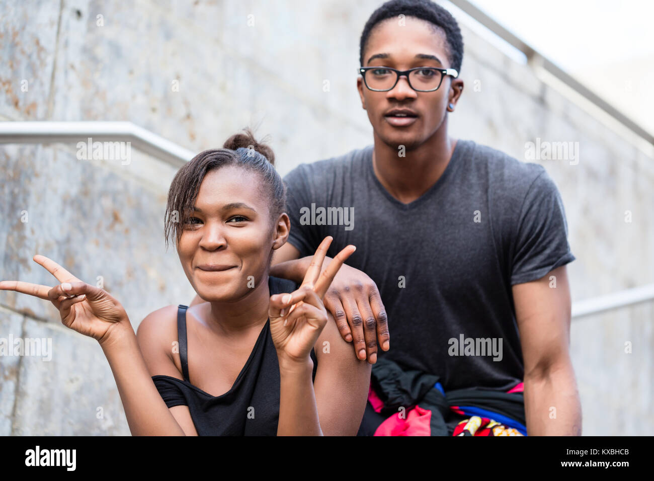 Porträt der jungen afrikanischen amerikanischen Paar machen lustige Gesichter whi Stockfoto