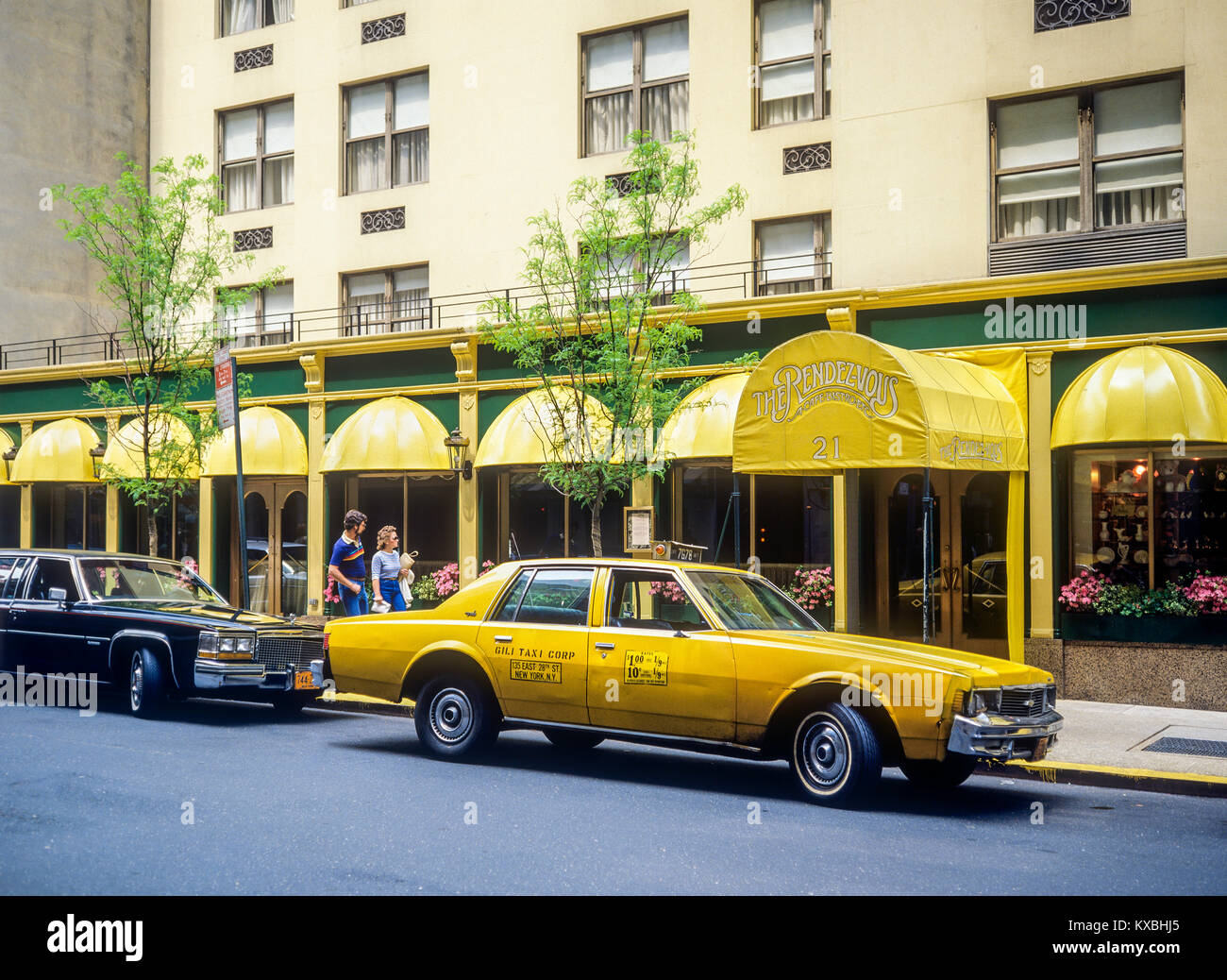 New York 1980s, geparktes gelbes Taxi, das Rendez-vous Cafe Bistro Restaurant, pärchen, Manhattan, New York City, NY, NYC, USA, Stockfoto