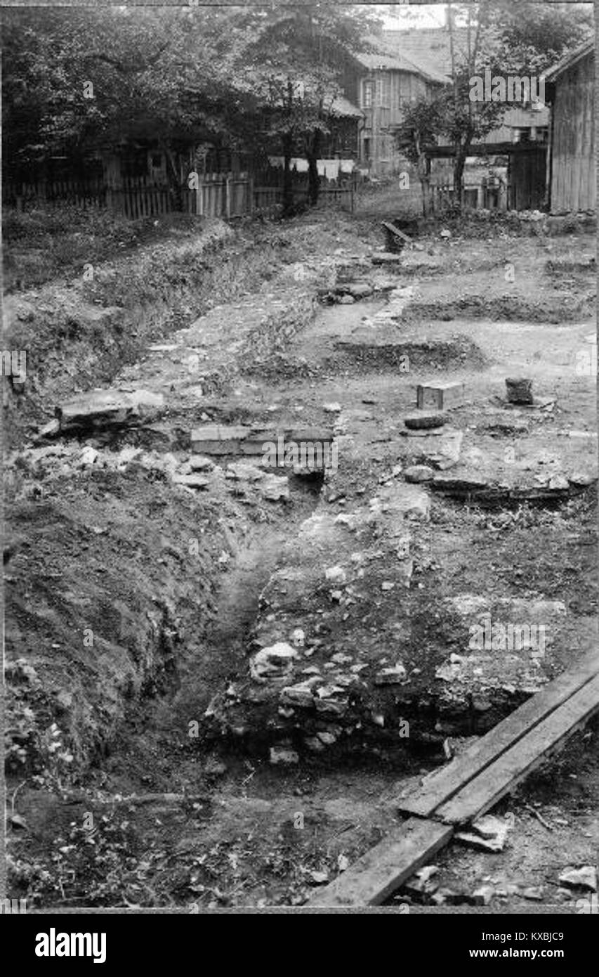 Die Ruinen der Nikolaikirche in Skara, Schweden, bieten einen Einblick in die mittelalterliche Vergangenheit der Region. Die Kirche, die ursprünglich im 12. Jahrhundert erbaut wurde, zeigt gotische Architektur und ist eine bemerkenswerte historische Stätte. Die Überreste des Bauwerks sind nach wie vor von kulturellem und architektonischem Interesse. Stockfoto